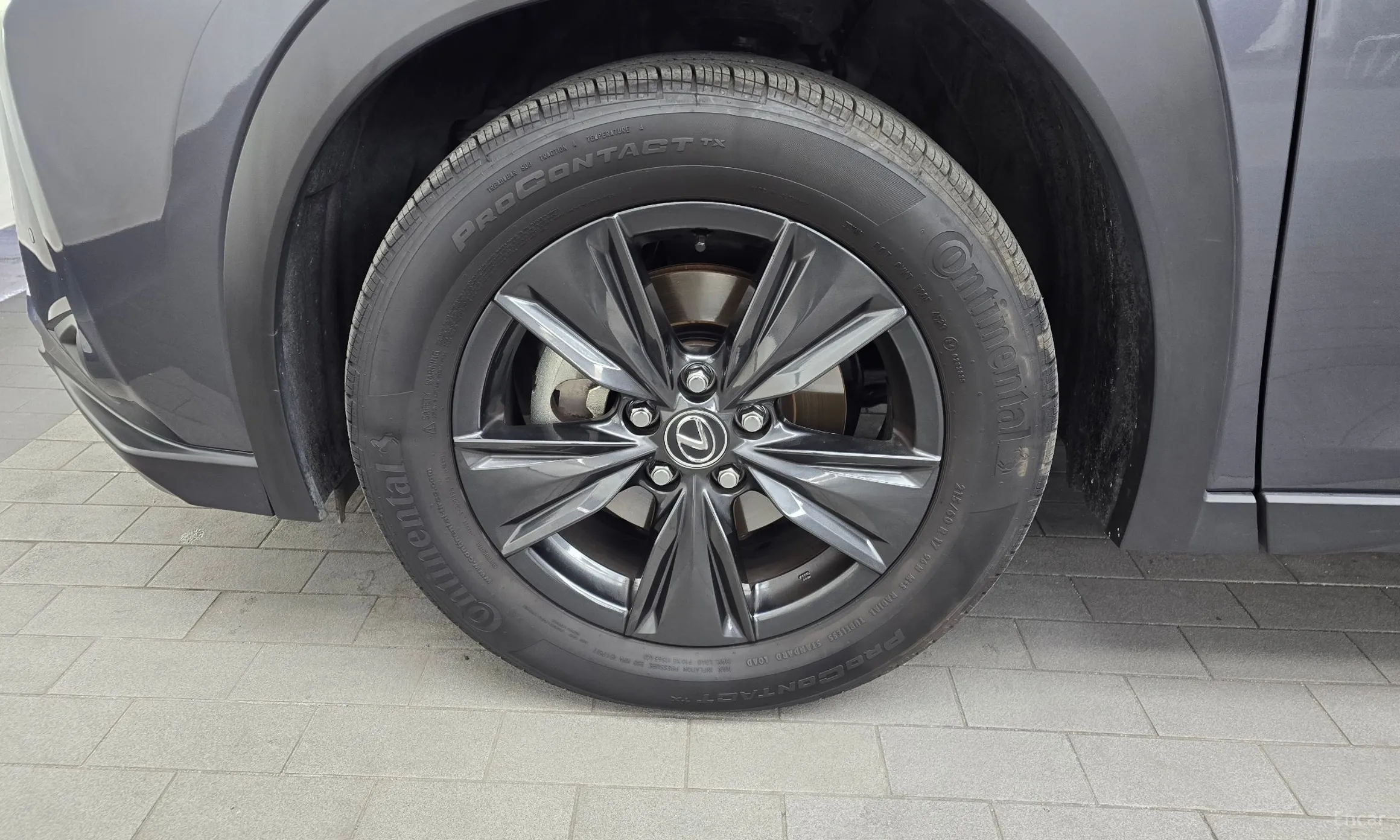 Lexus UX300h превью 5