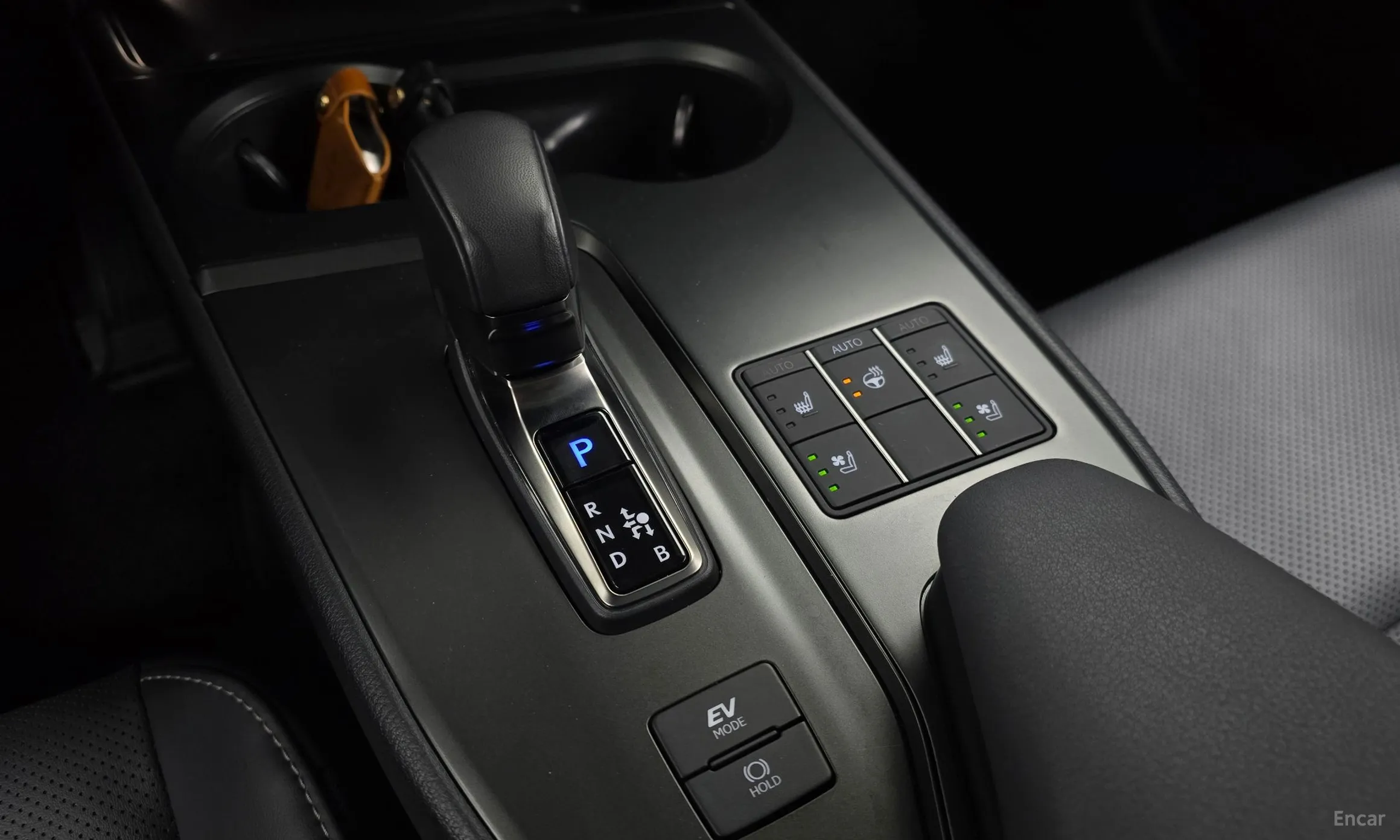 Lexus UX300h превью 9