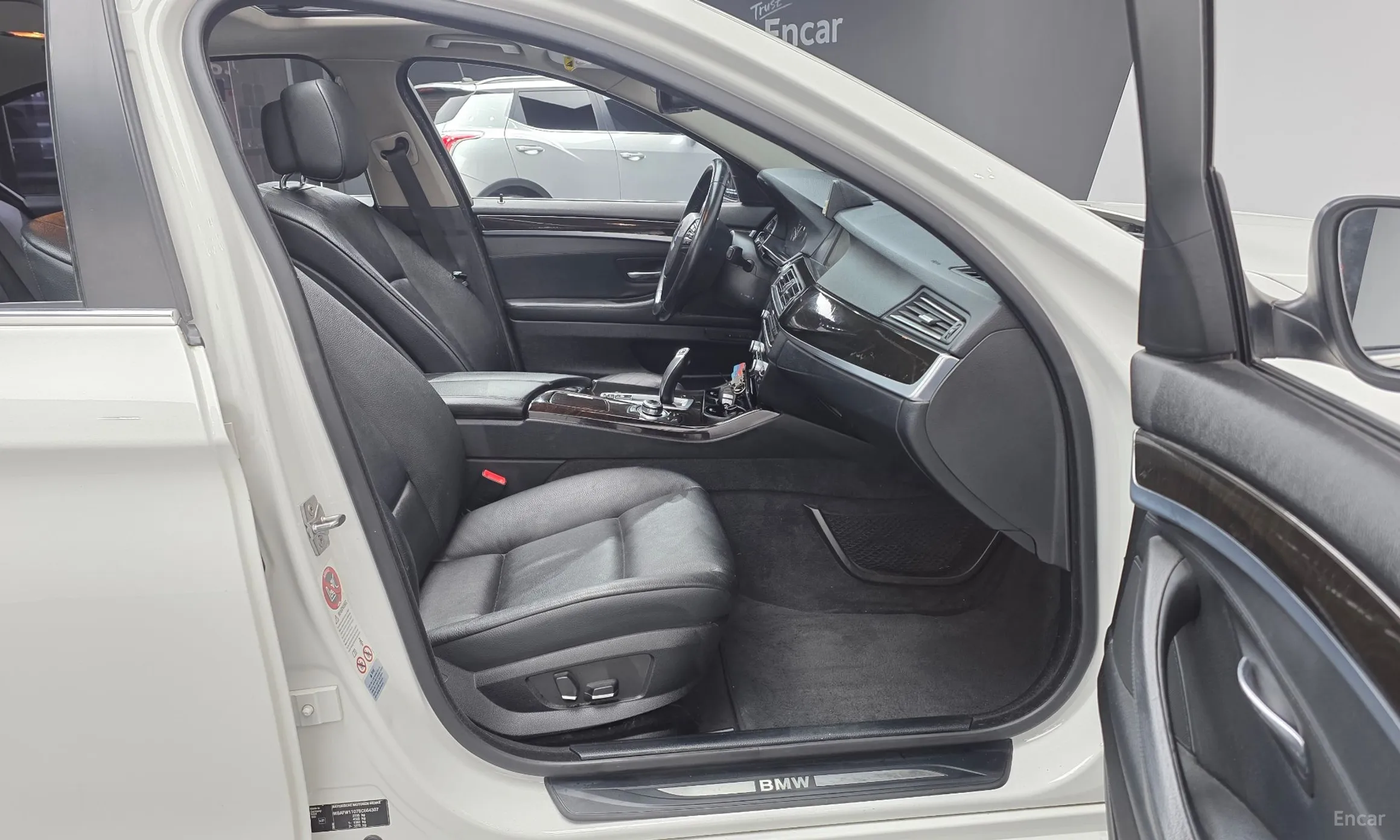 BMW 5 Series (F10) превью 10