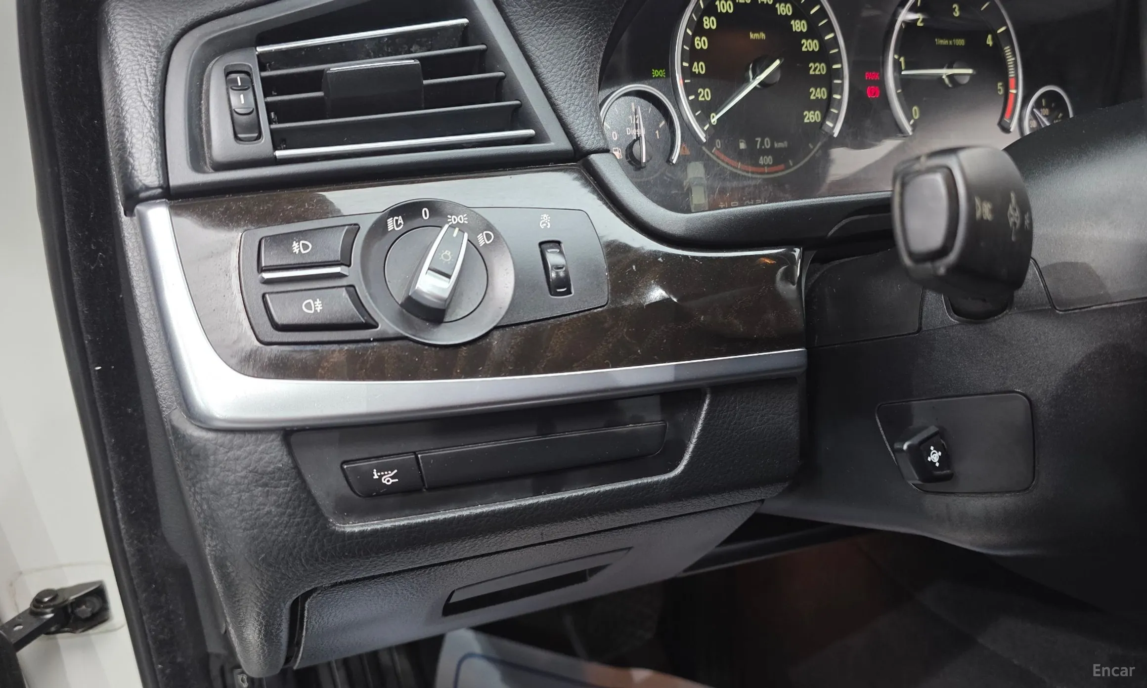 BMW 5 Series (F10) превью 18
