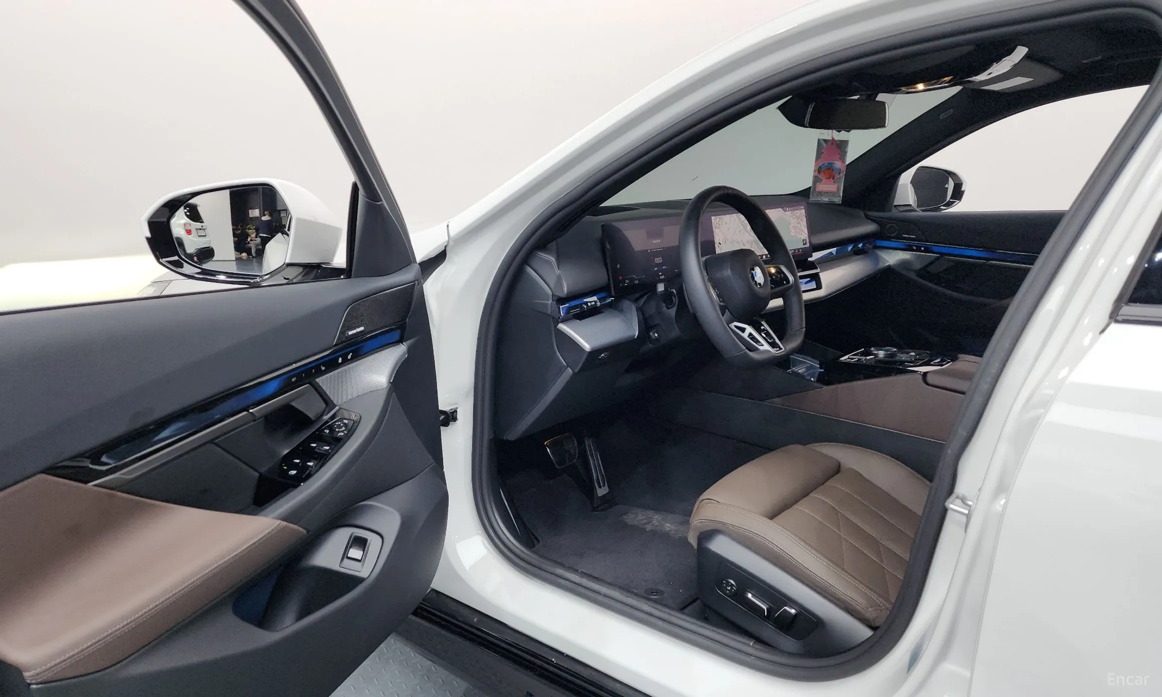 BMW 5 Series (G60) превью 10