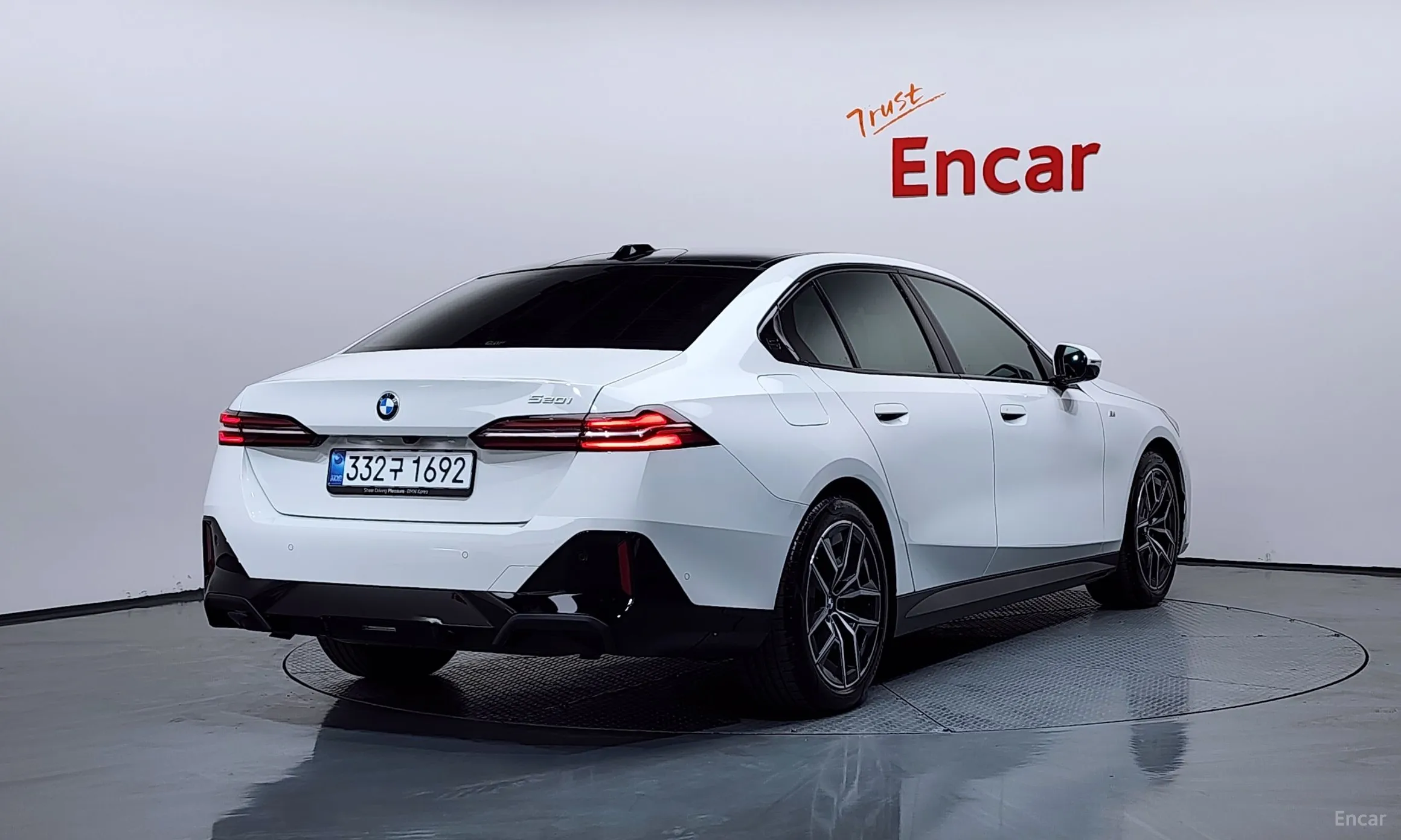 BMW 5 Series (G60) превью 2