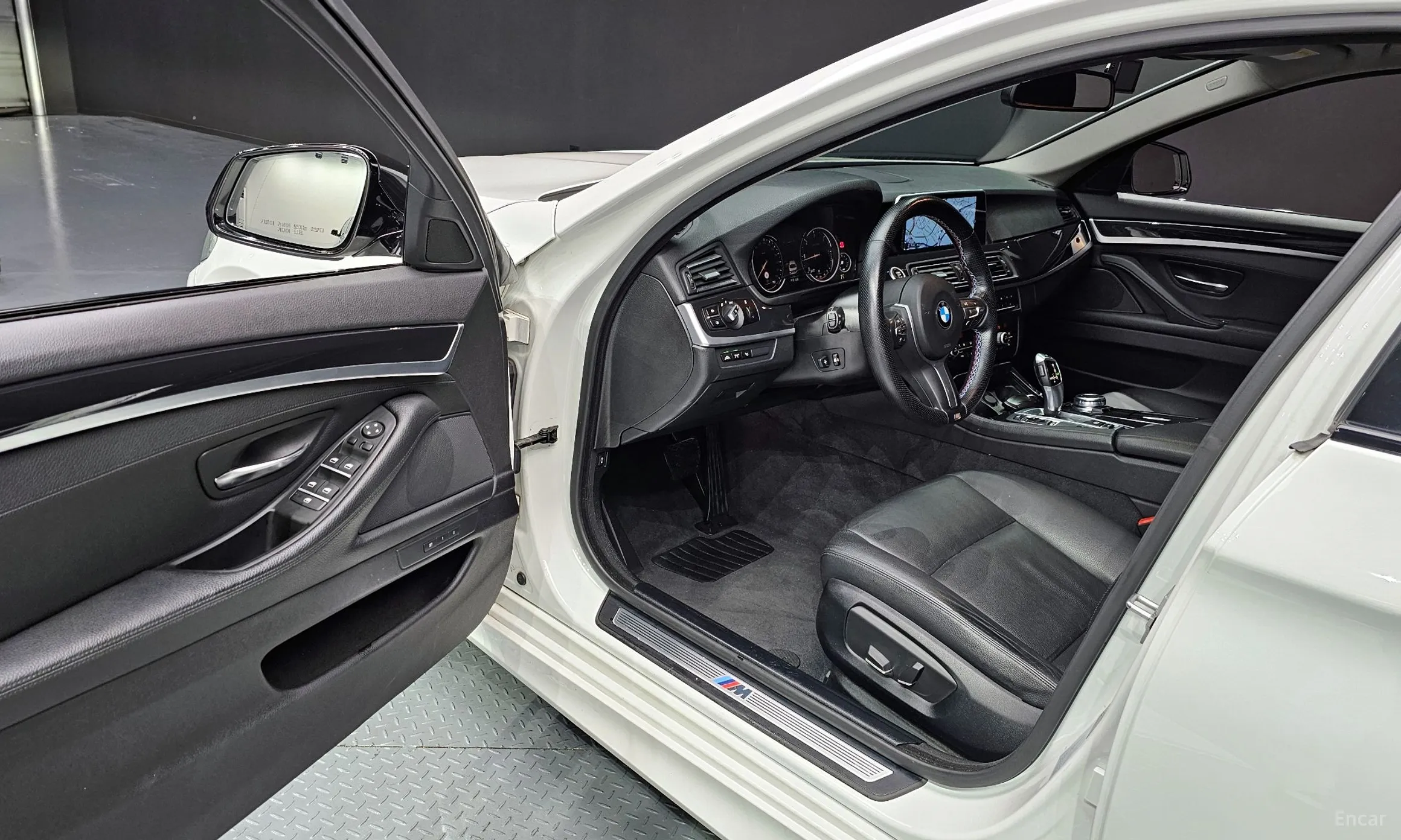 BMW 5 Series (F10) превью 11