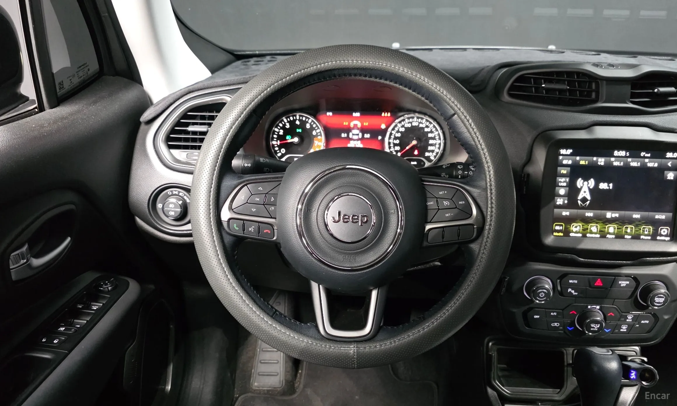 Jeep Renegade превью 13