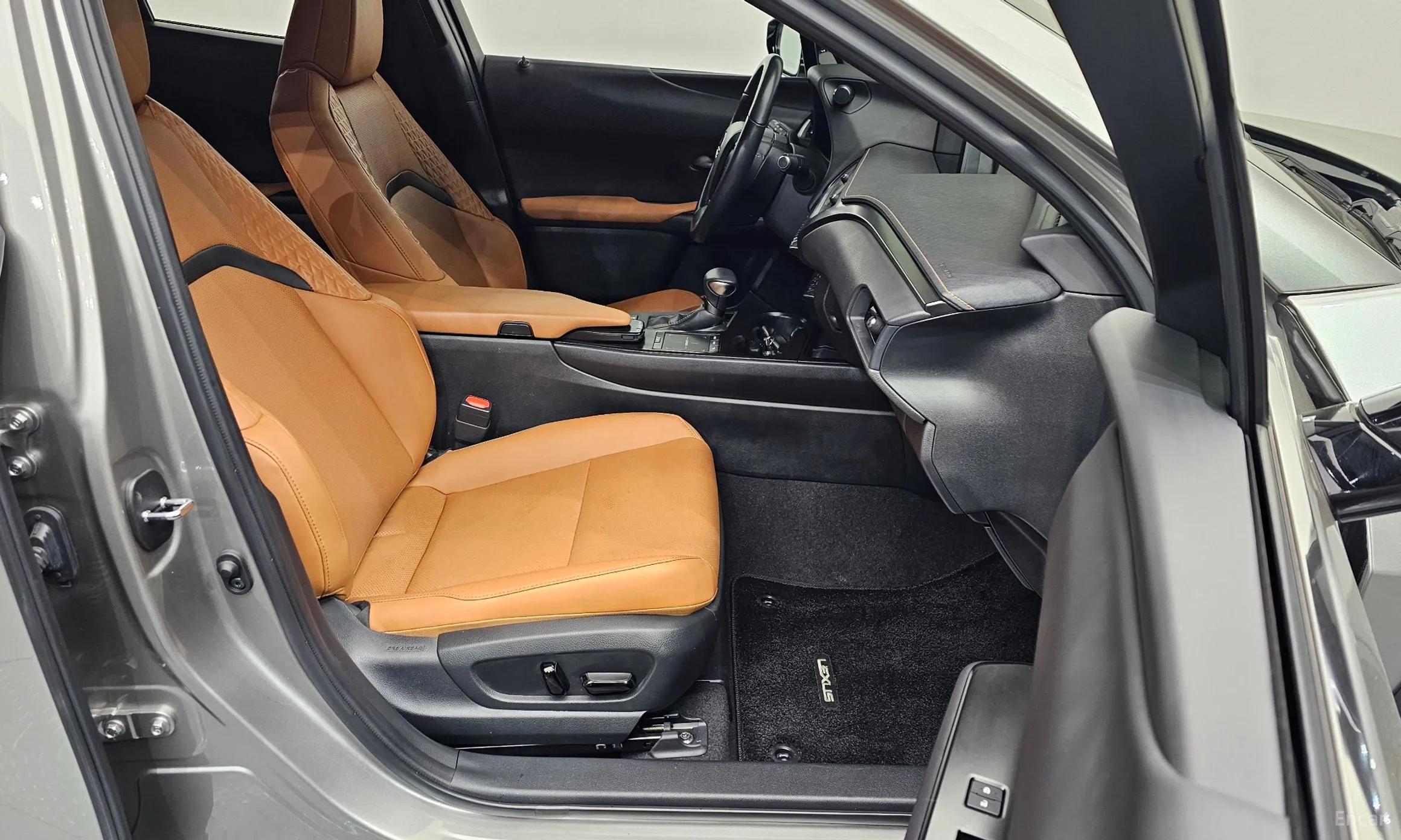 Lexus UX250h превью 10