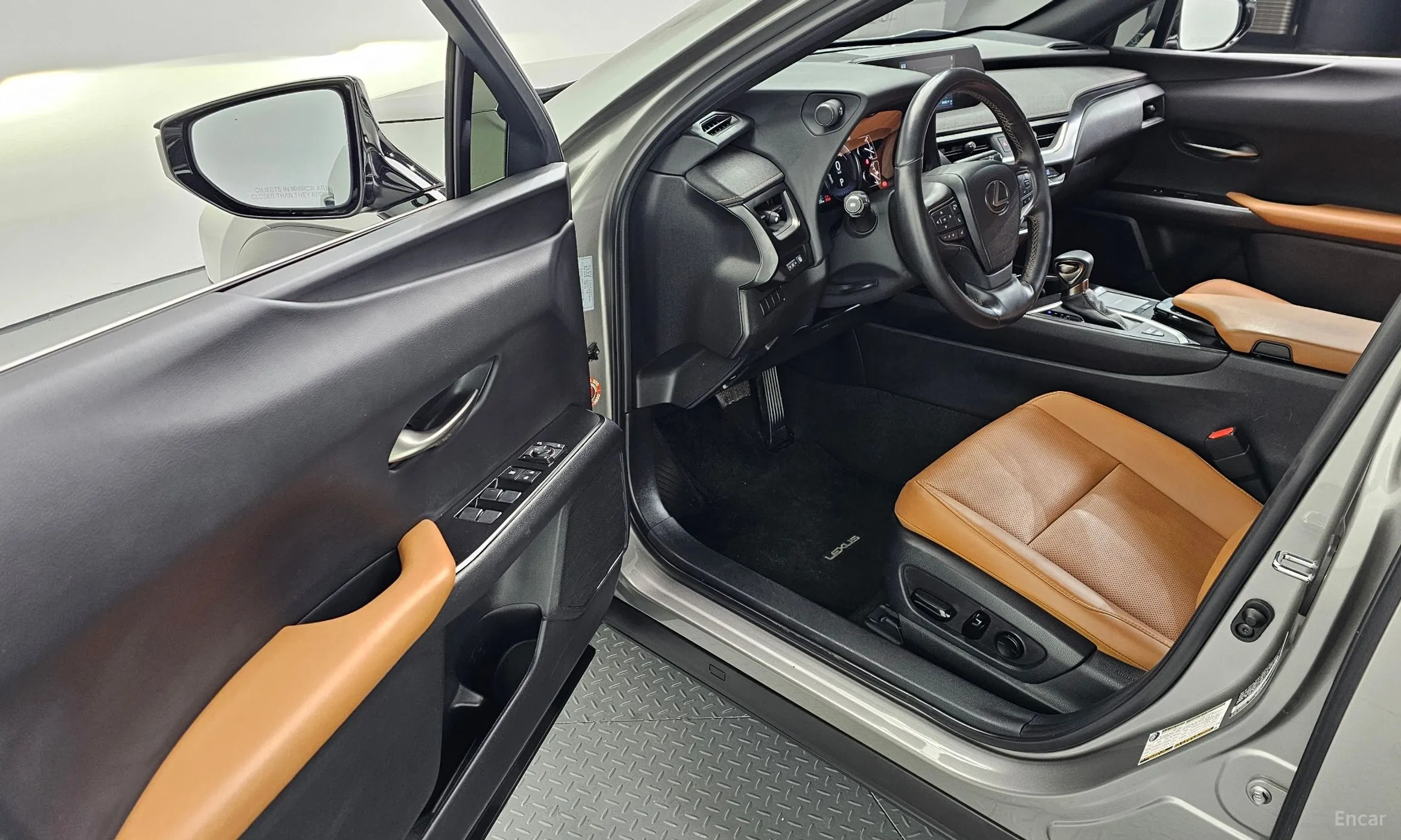 Lexus UX250h превью 11