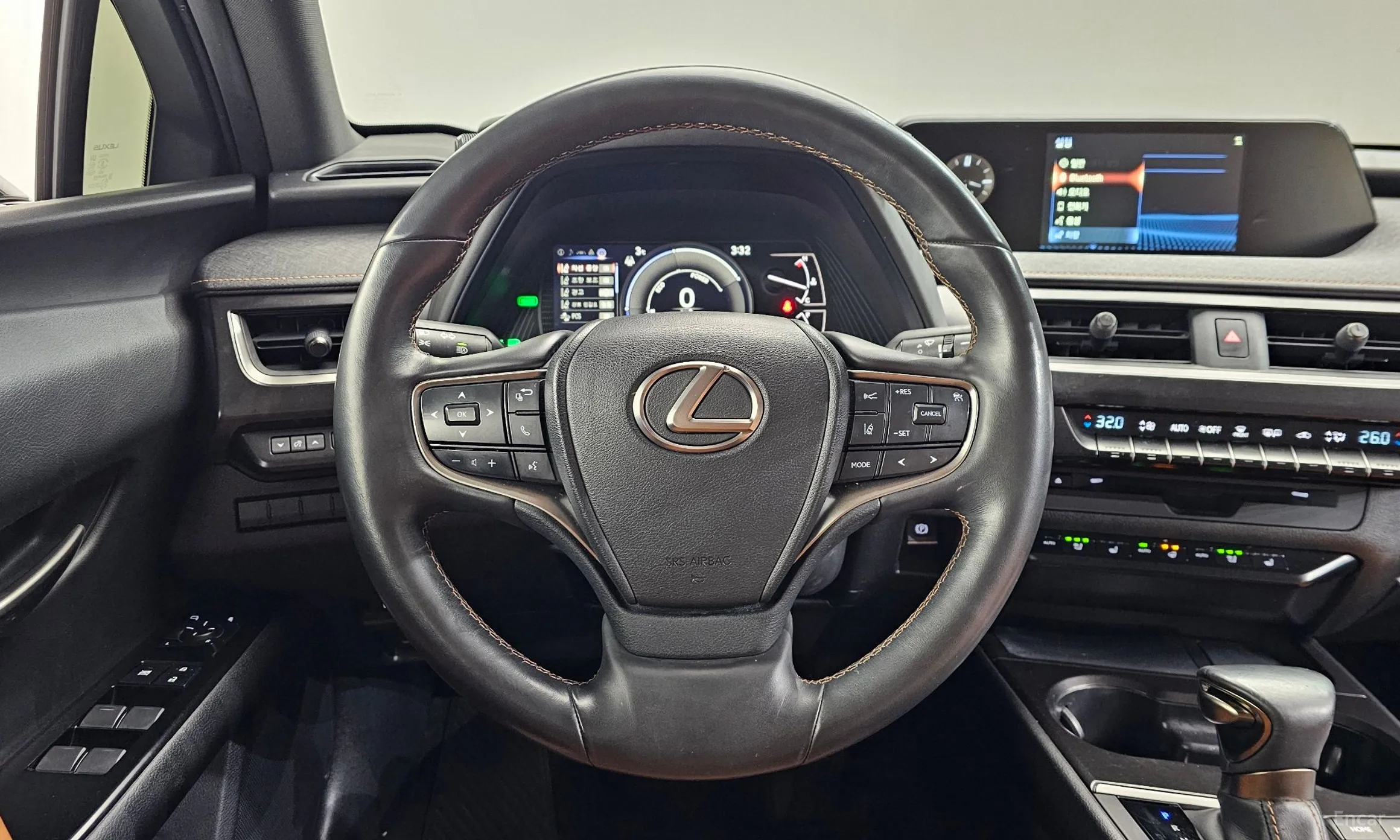 Lexus UX250h превью 12