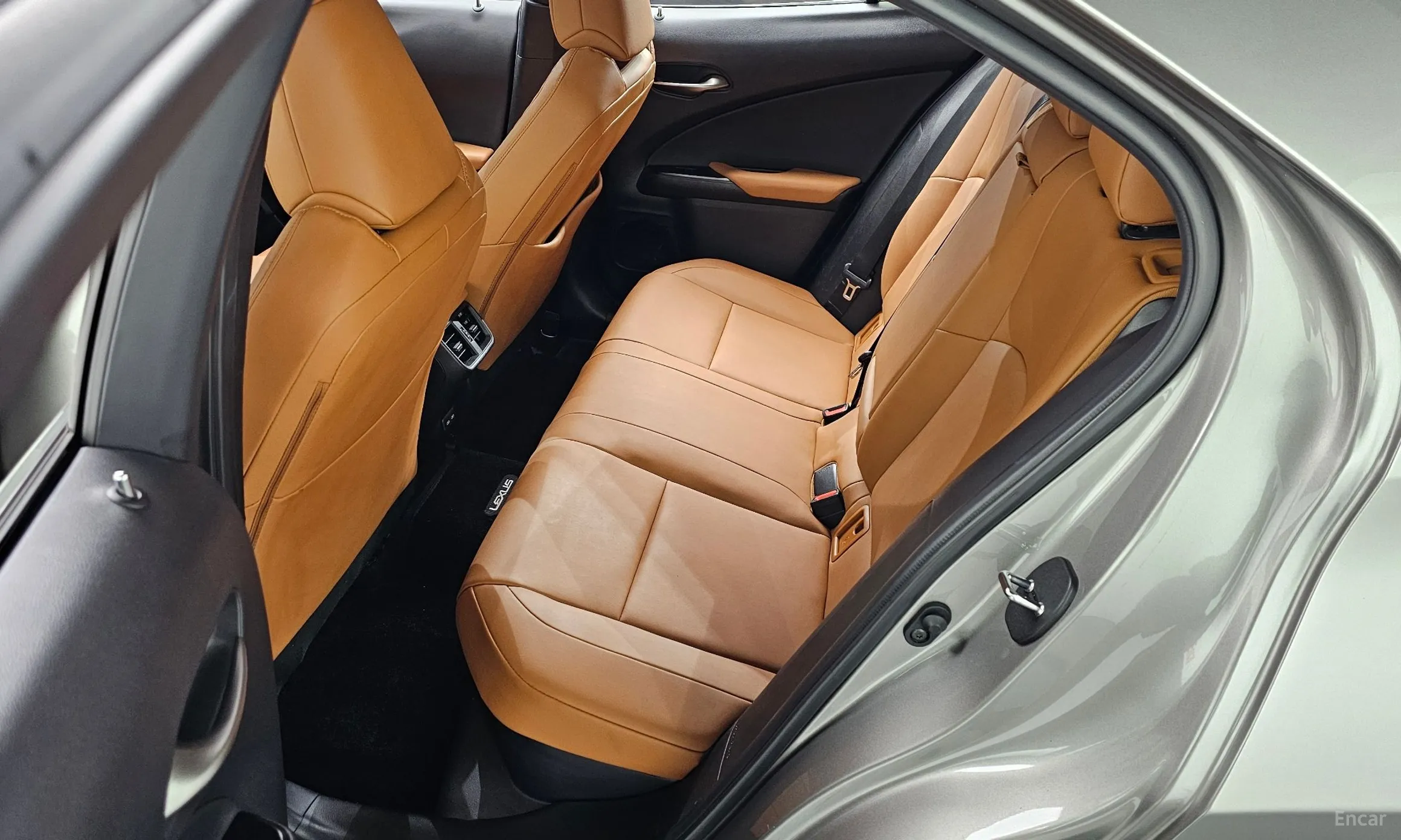 Lexus UX250h превью 13