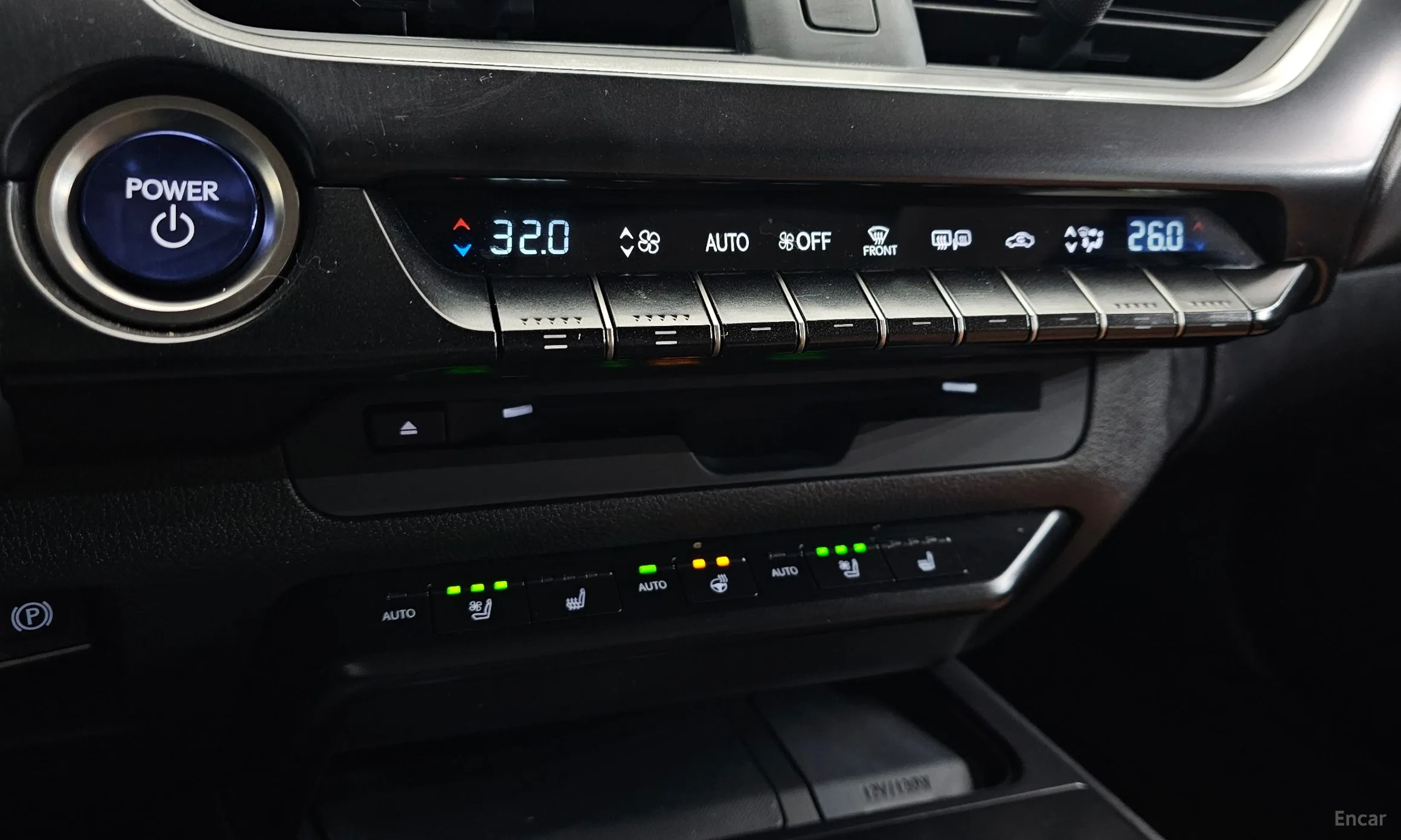 Lexus UX250h превью 18