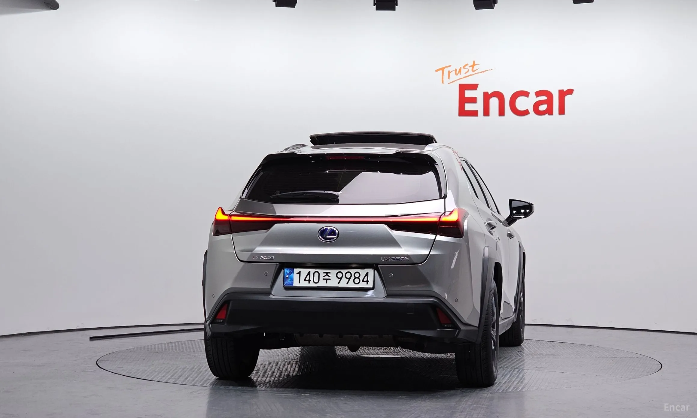 Lexus UX250h превью 4