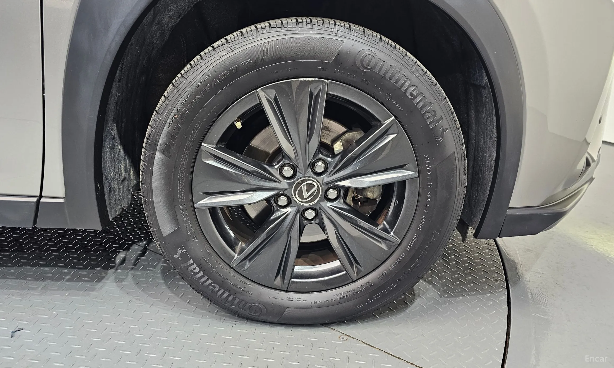 Lexus UX250h превью 5