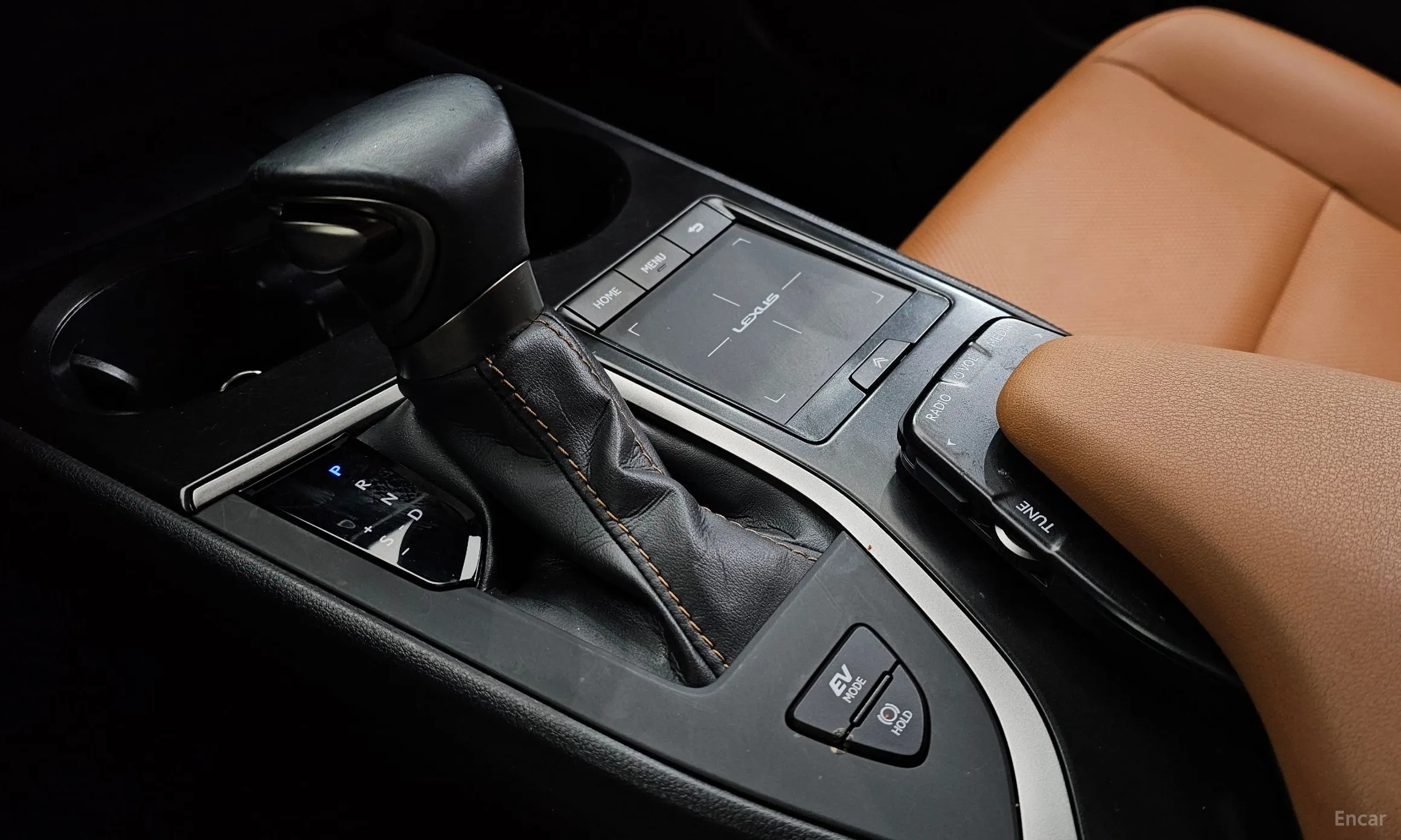 Lexus UX250h превью 9