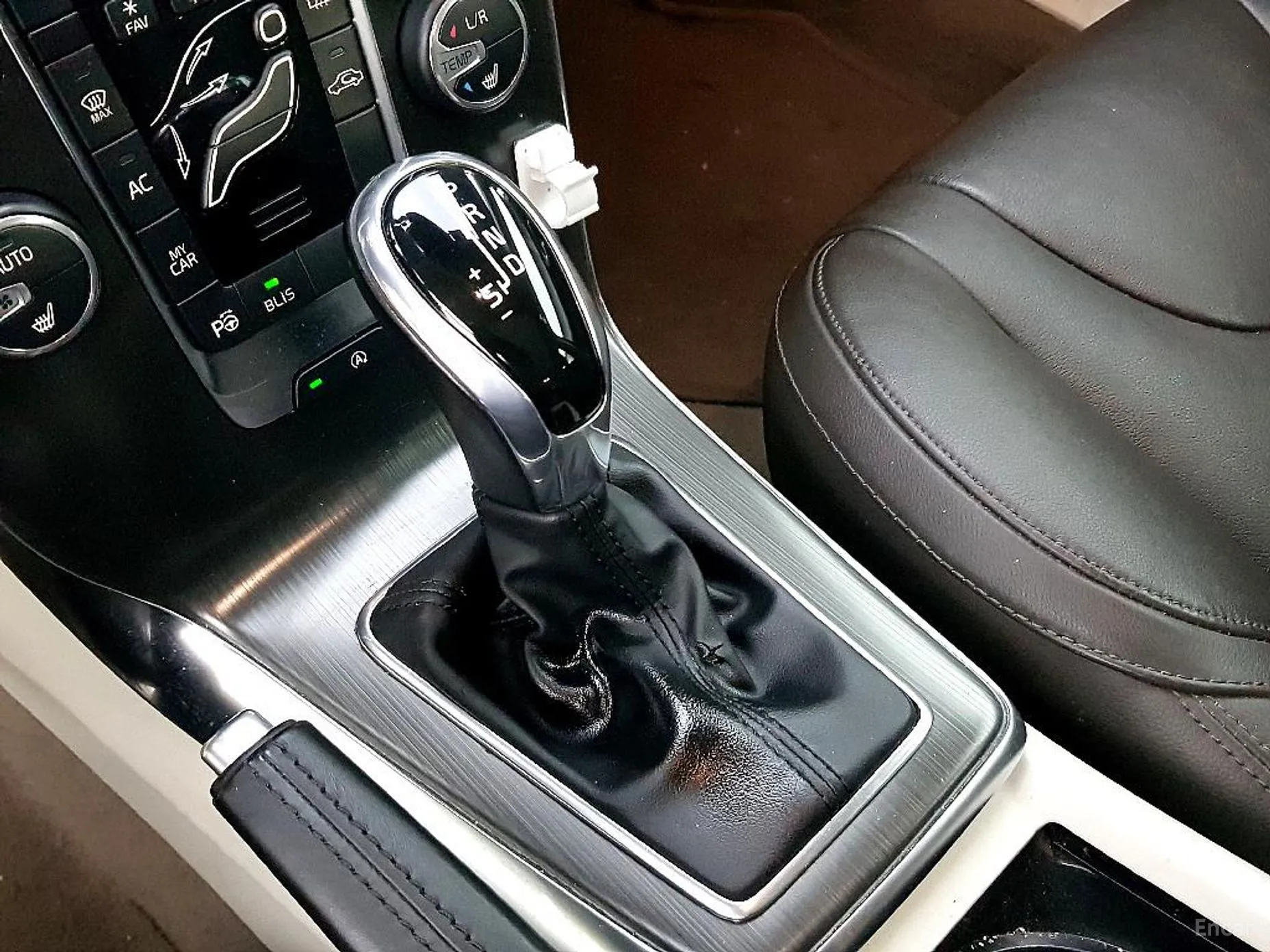 Volvo V40 превью 12