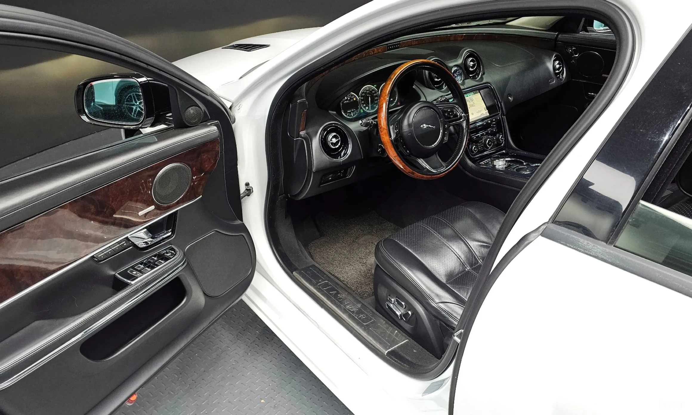 Jaguar All New XJ превью 11