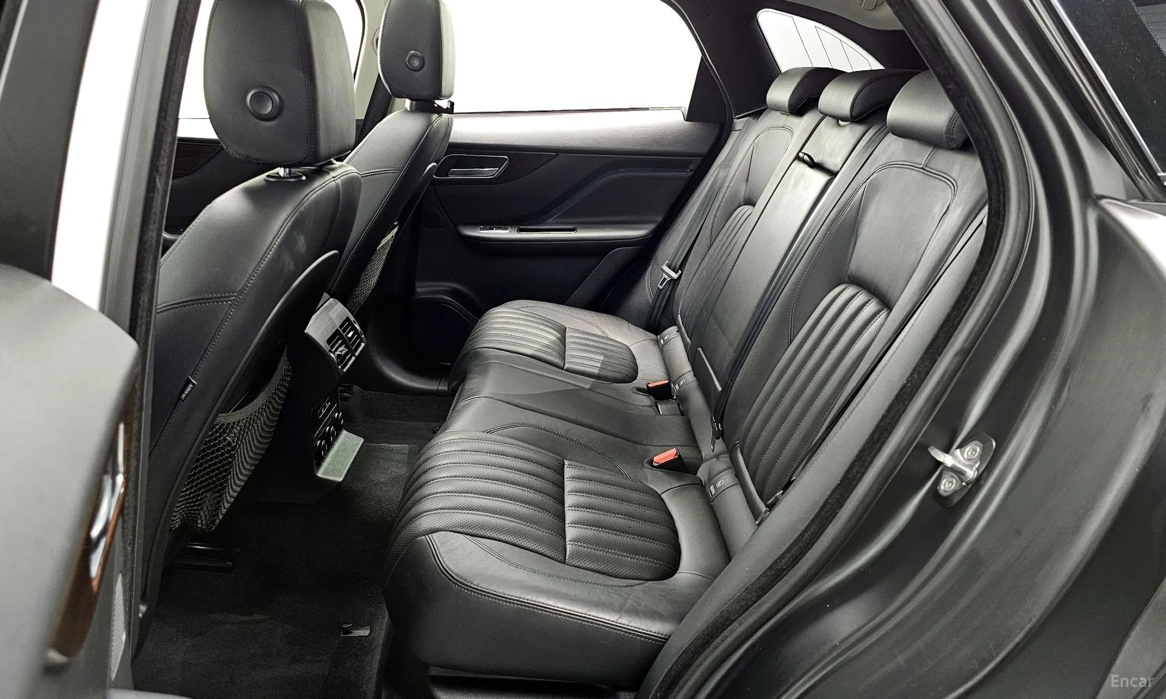 Jaguar F-PACE превью 10