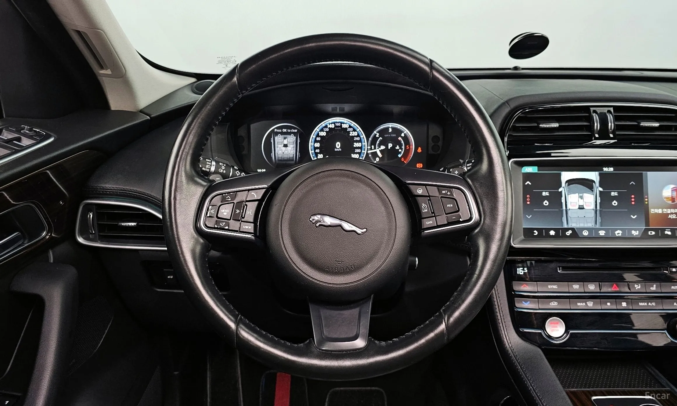 Jaguar F-PACE превью 13