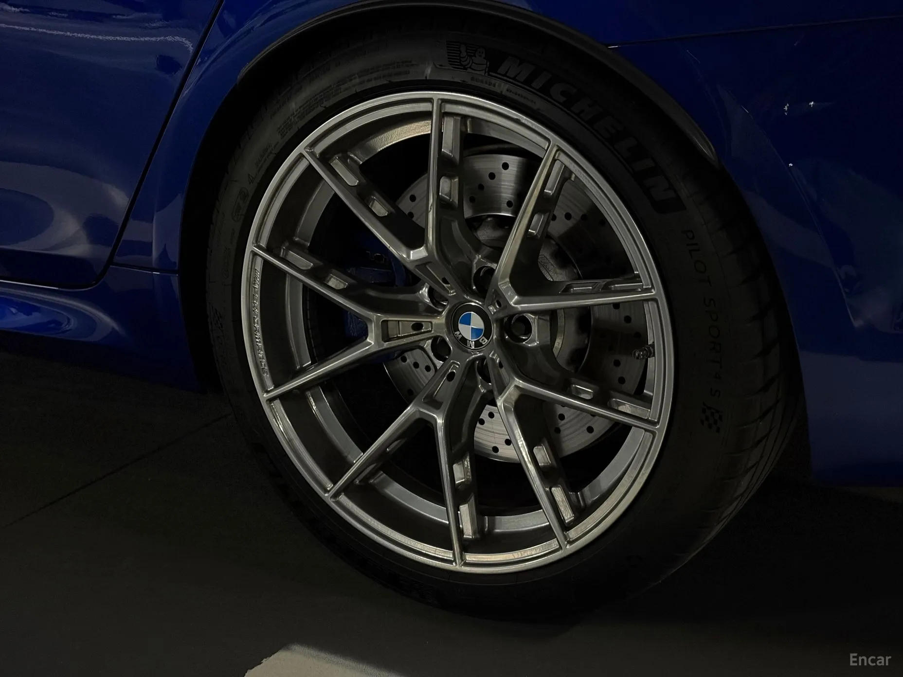 BMW M5 (F90) превью 20