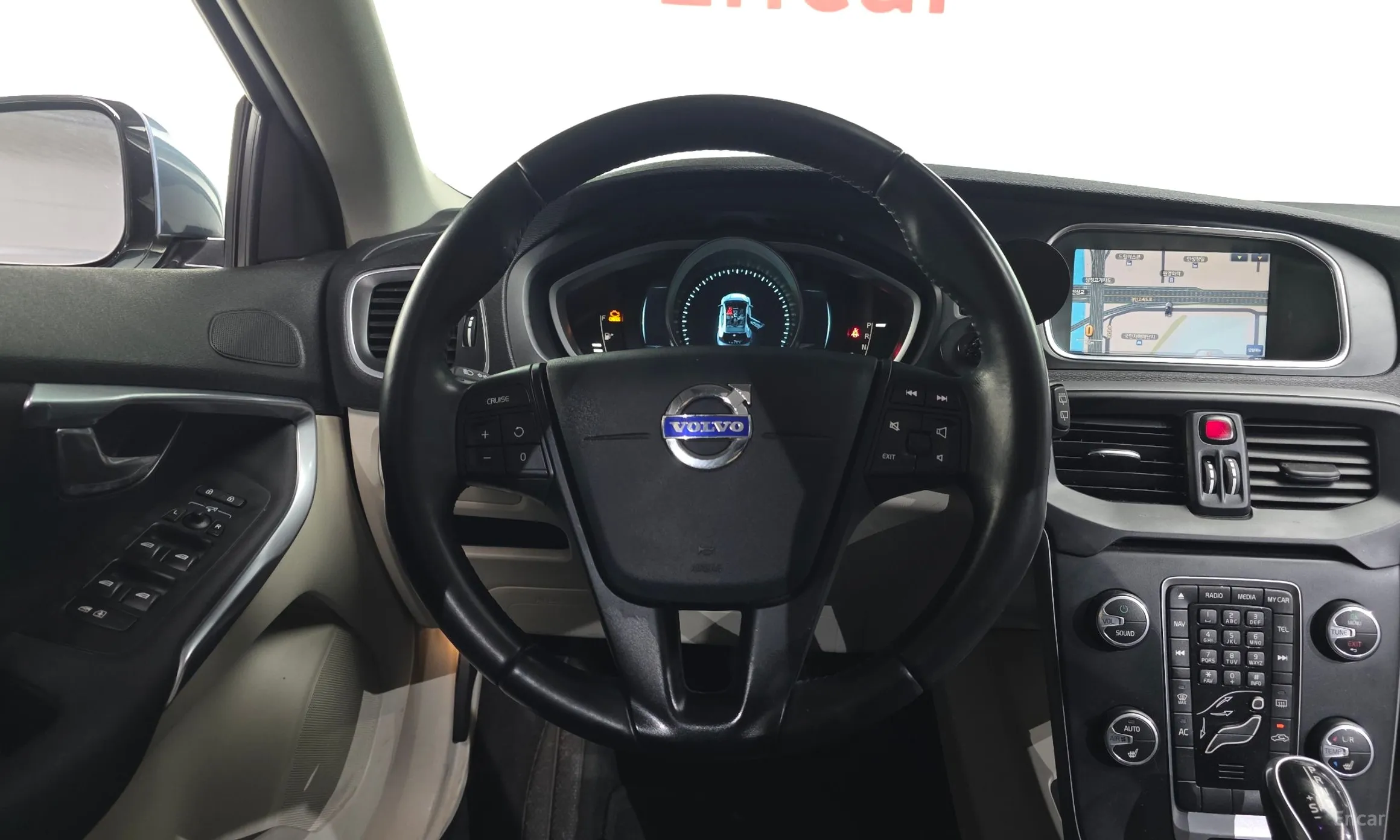 Volvo V40 превью 13