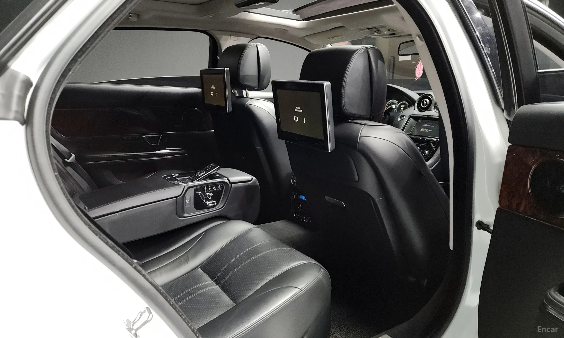 Jaguar All New XJ превью 12
