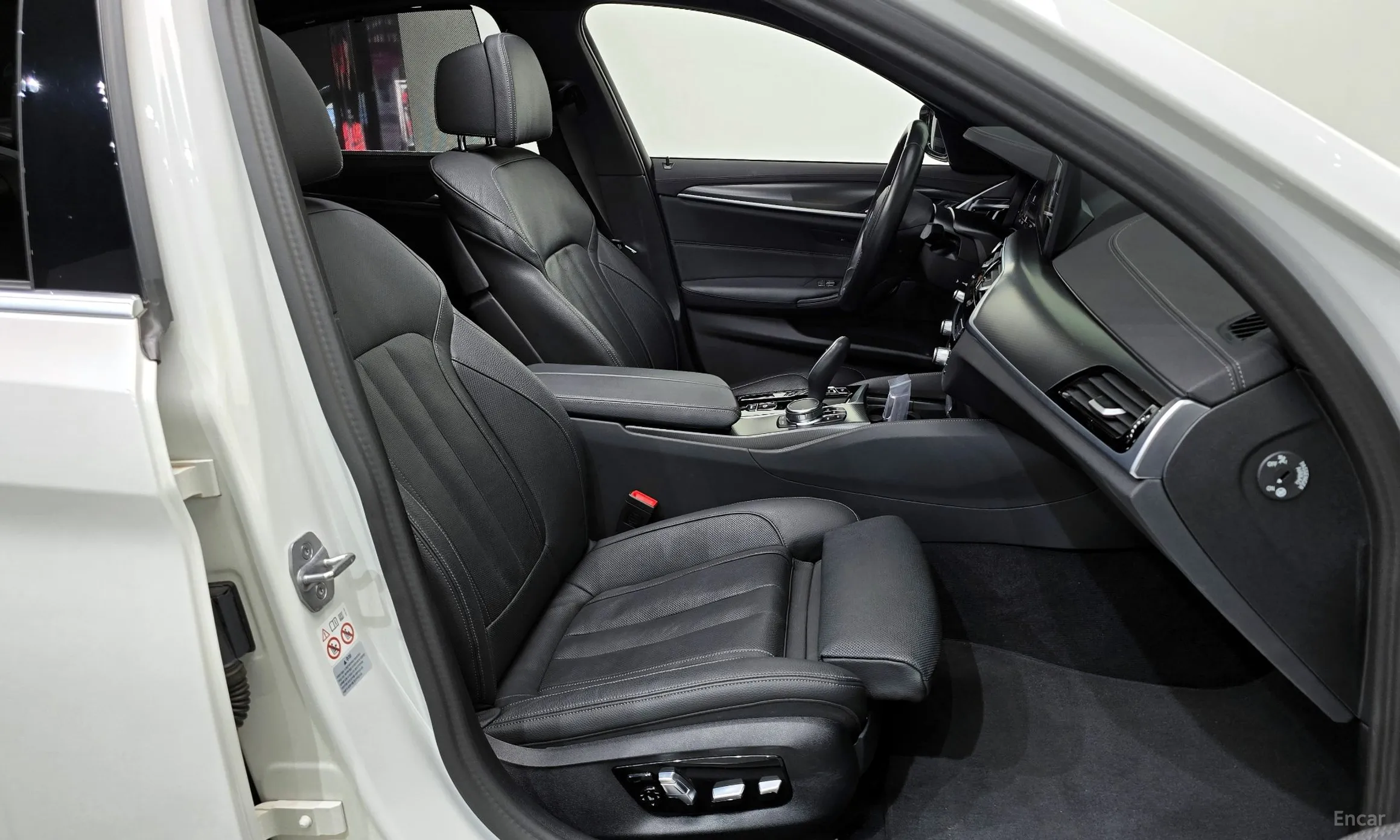 BMW 5 Series (G30) превью 12