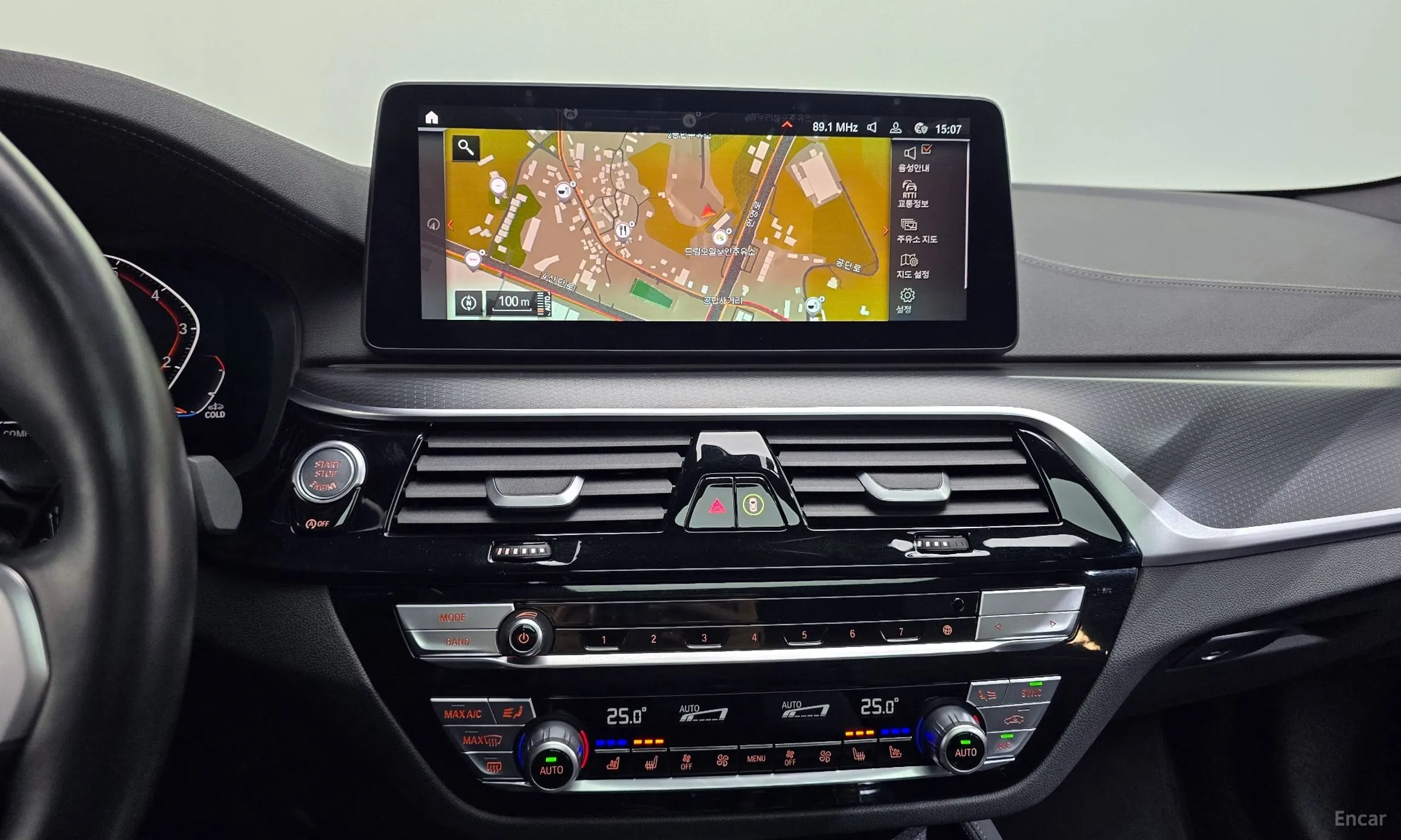 BMW 5 Series (G30) превью 15