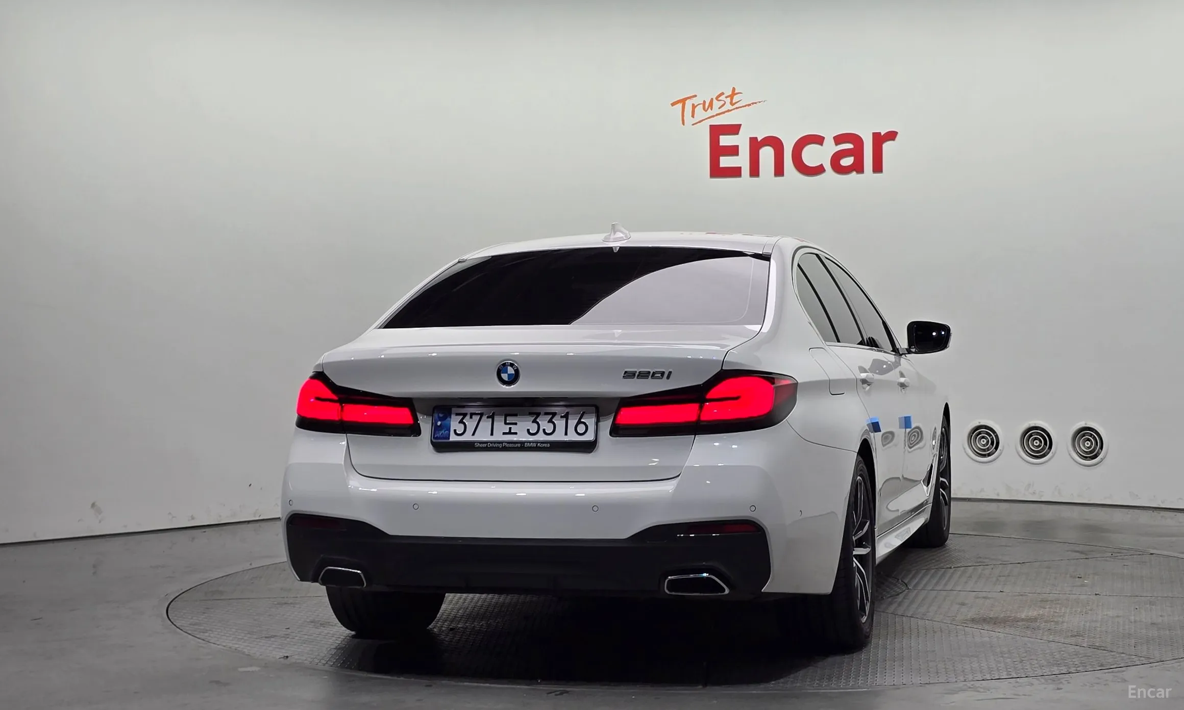 BMW 5 Series (G30) превью 4