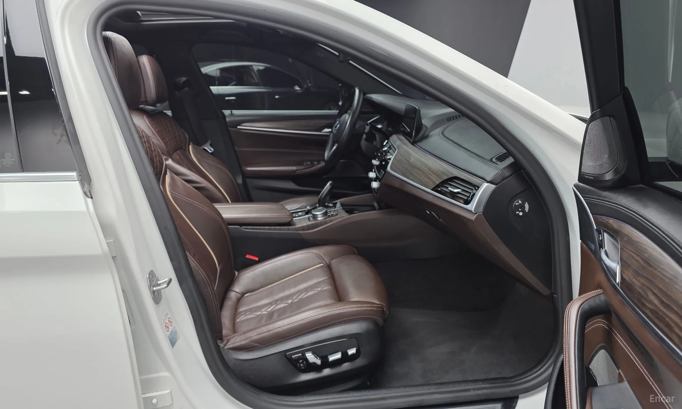 BMW 5 Series (G30) превью 10