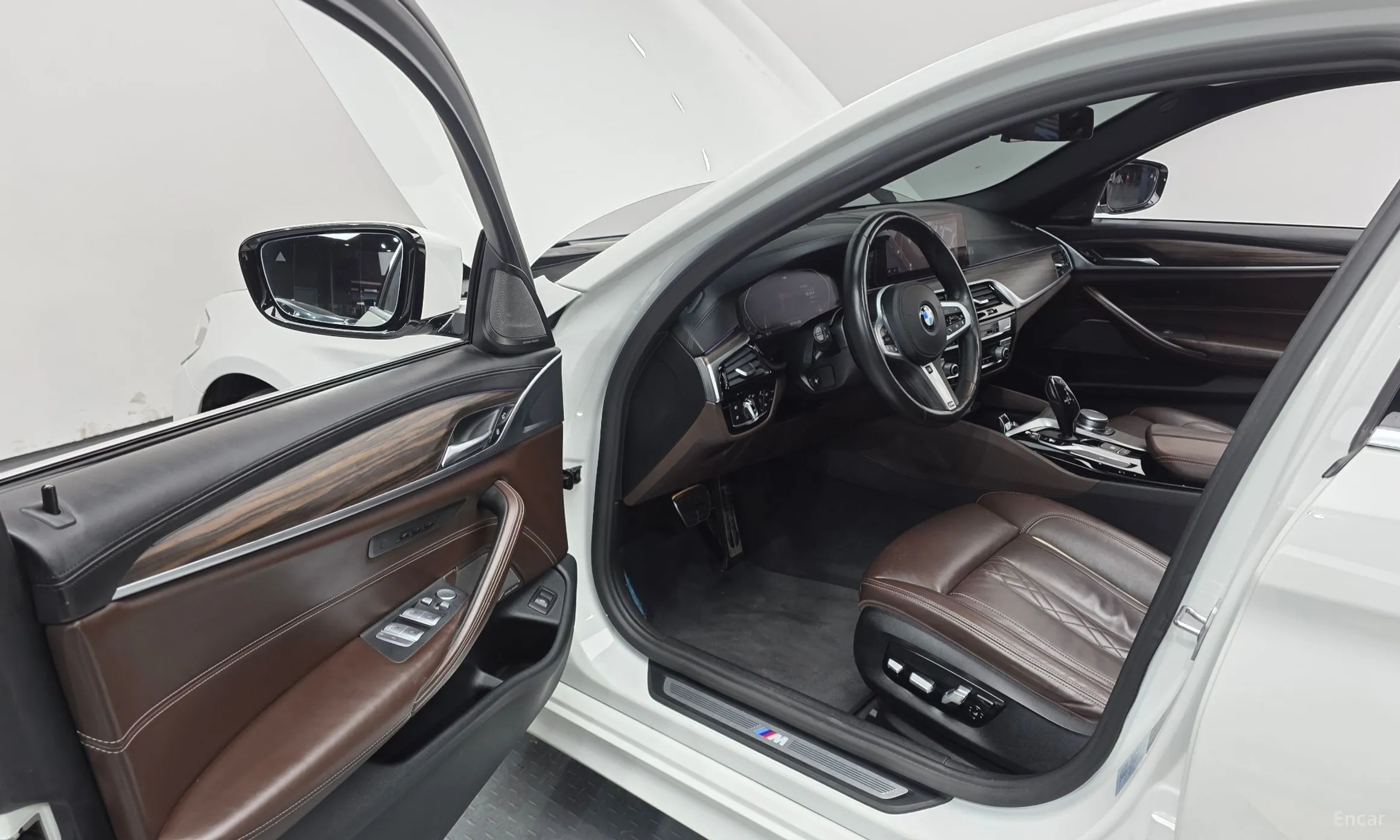 BMW 5 Series (G30) превью 11