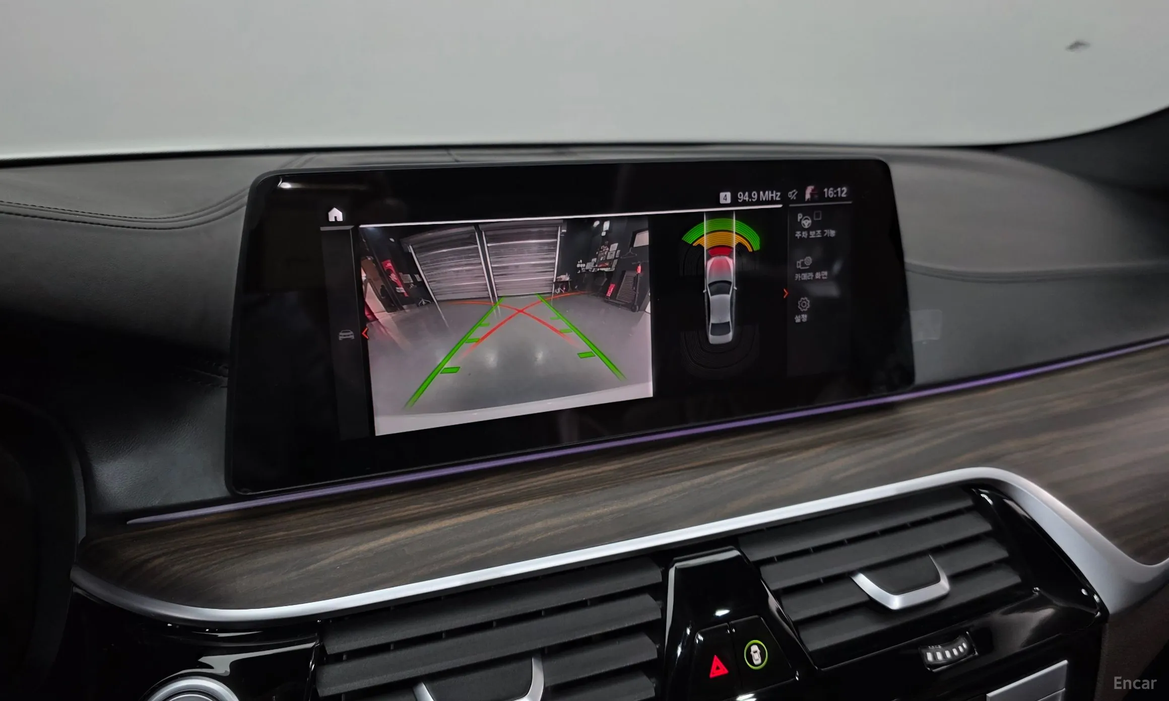 BMW 5 Series (G30) превью 15