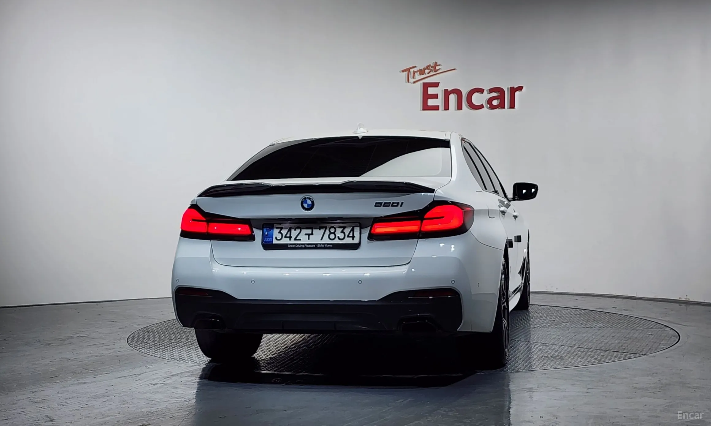 BMW 5 Series (G30) превью 4