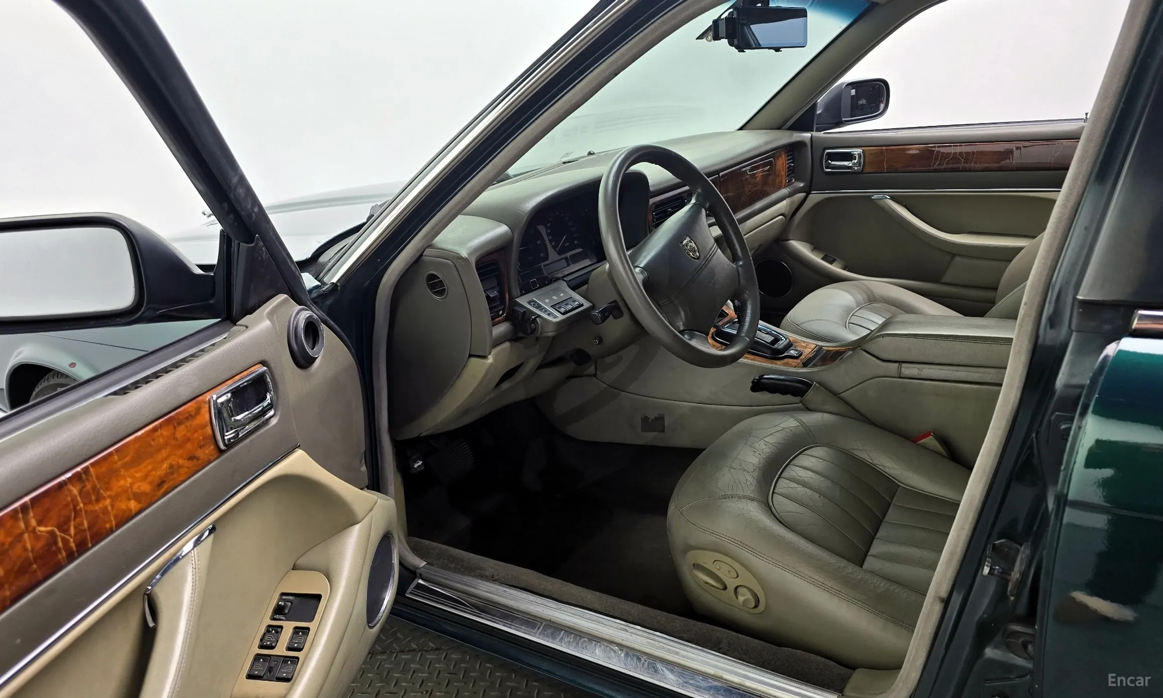 Jaguar XJ-6 превью 10