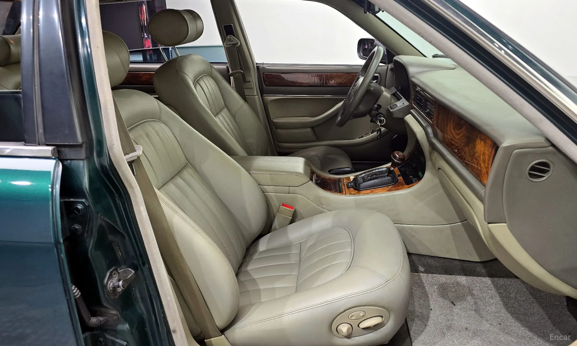 Jaguar XJ-6 превью 12