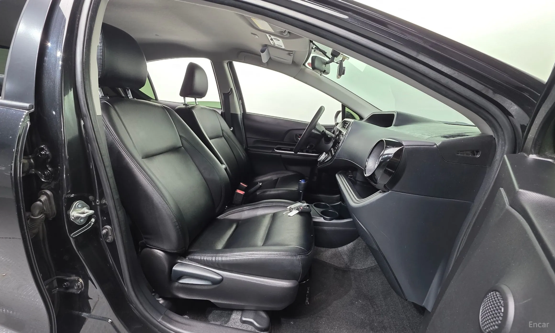Toyota Prius C превью 10