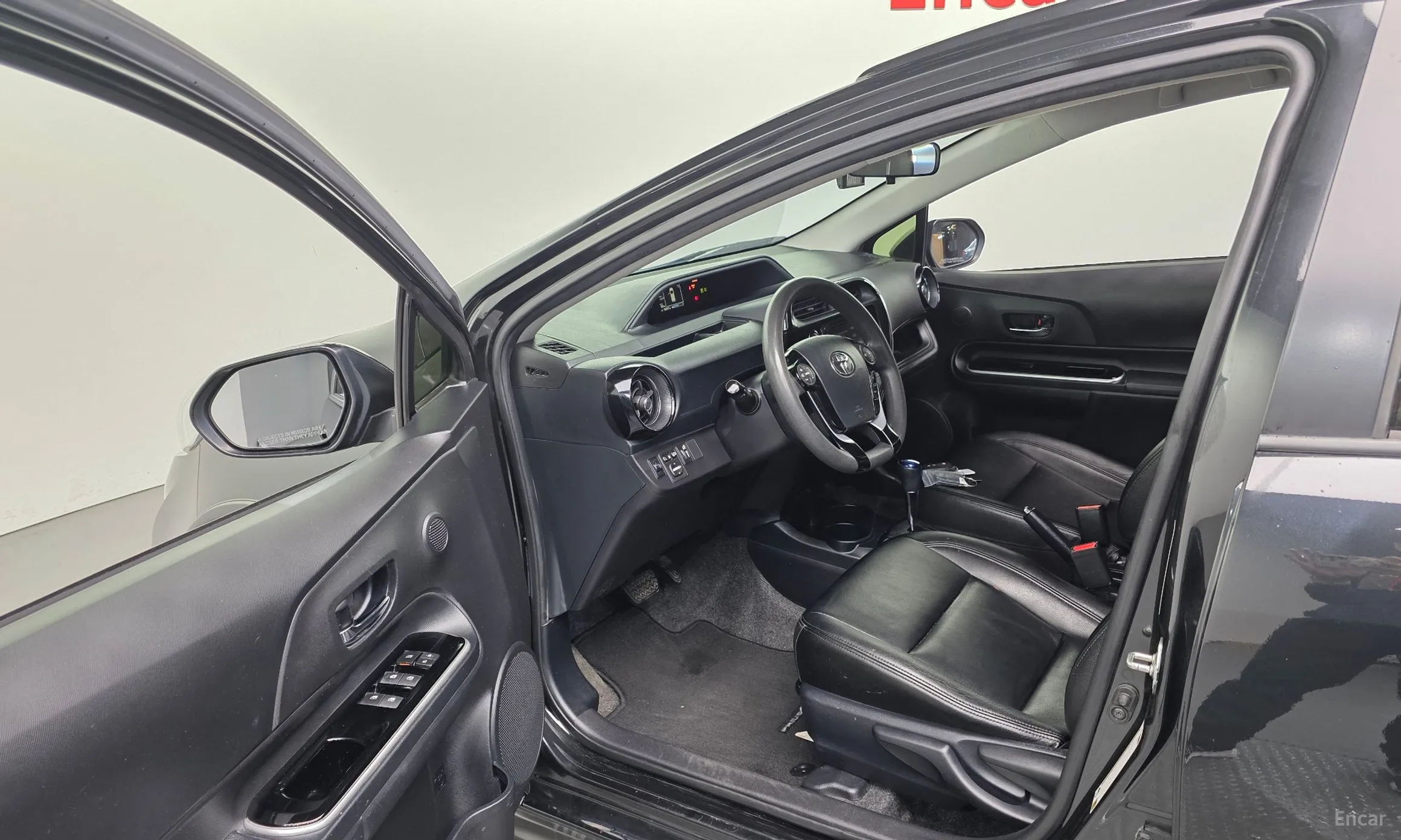 Toyota Prius C превью 11