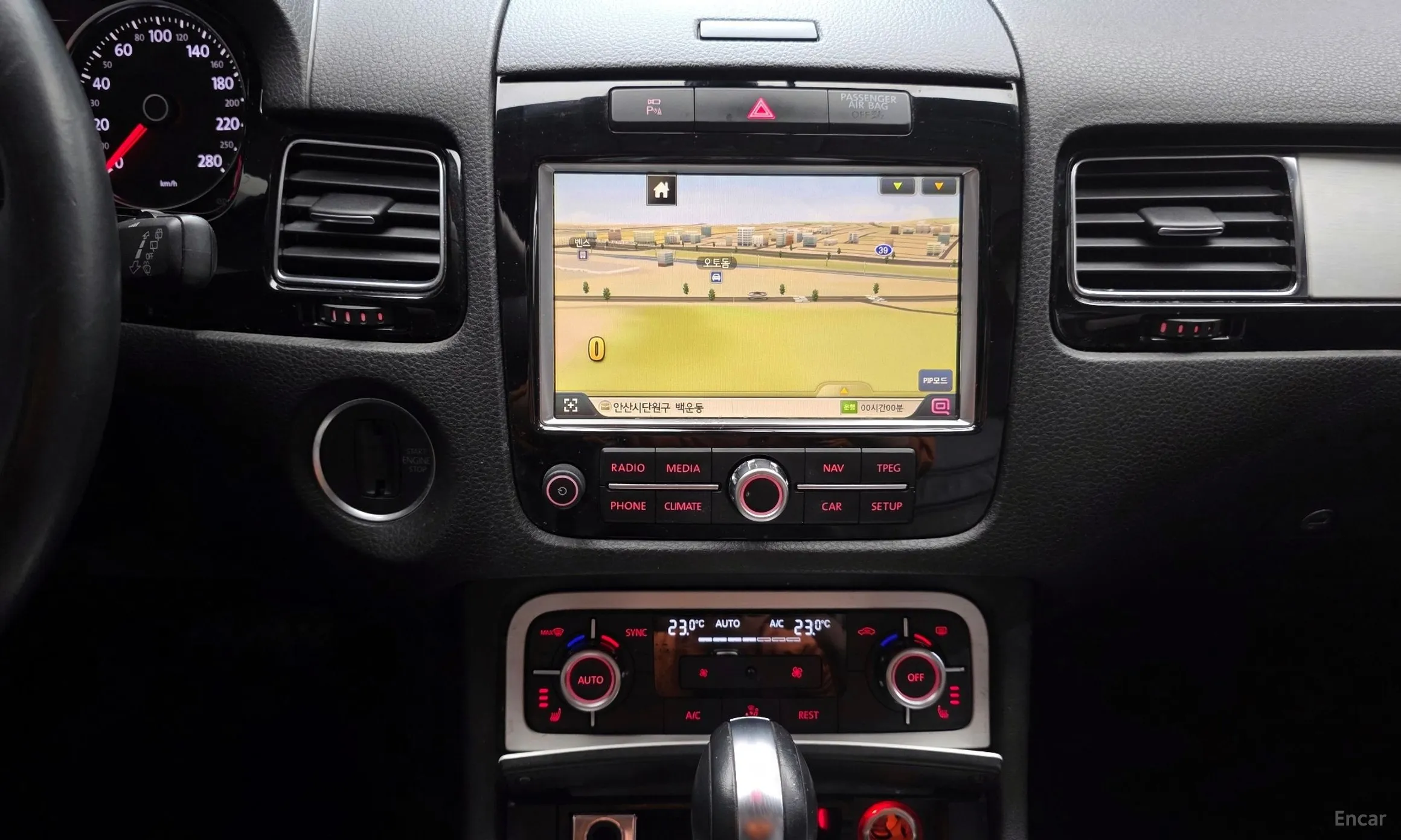 Volkswagen New Touareg превью 17