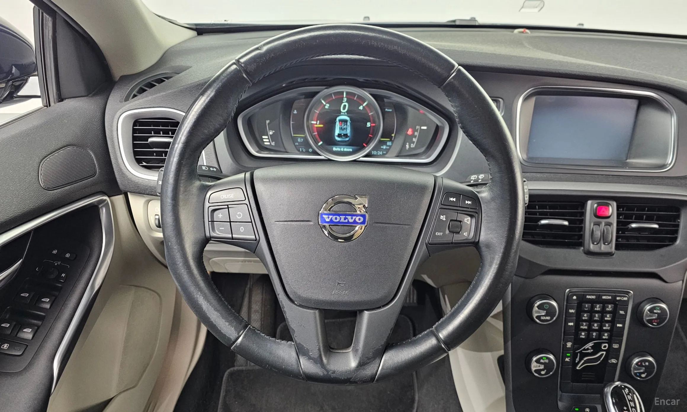 Volvo V40 превью 13