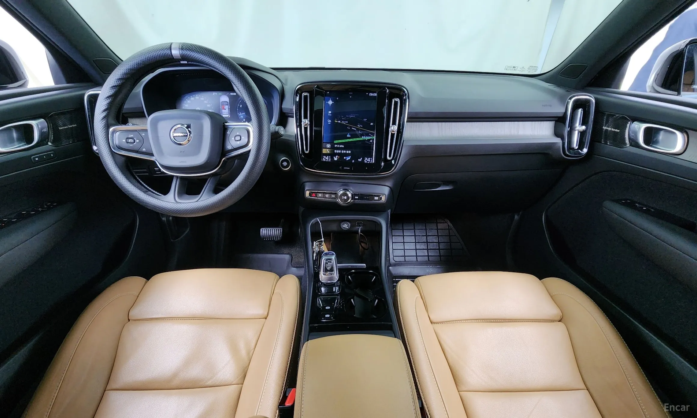 Volvo XC40 превью 7