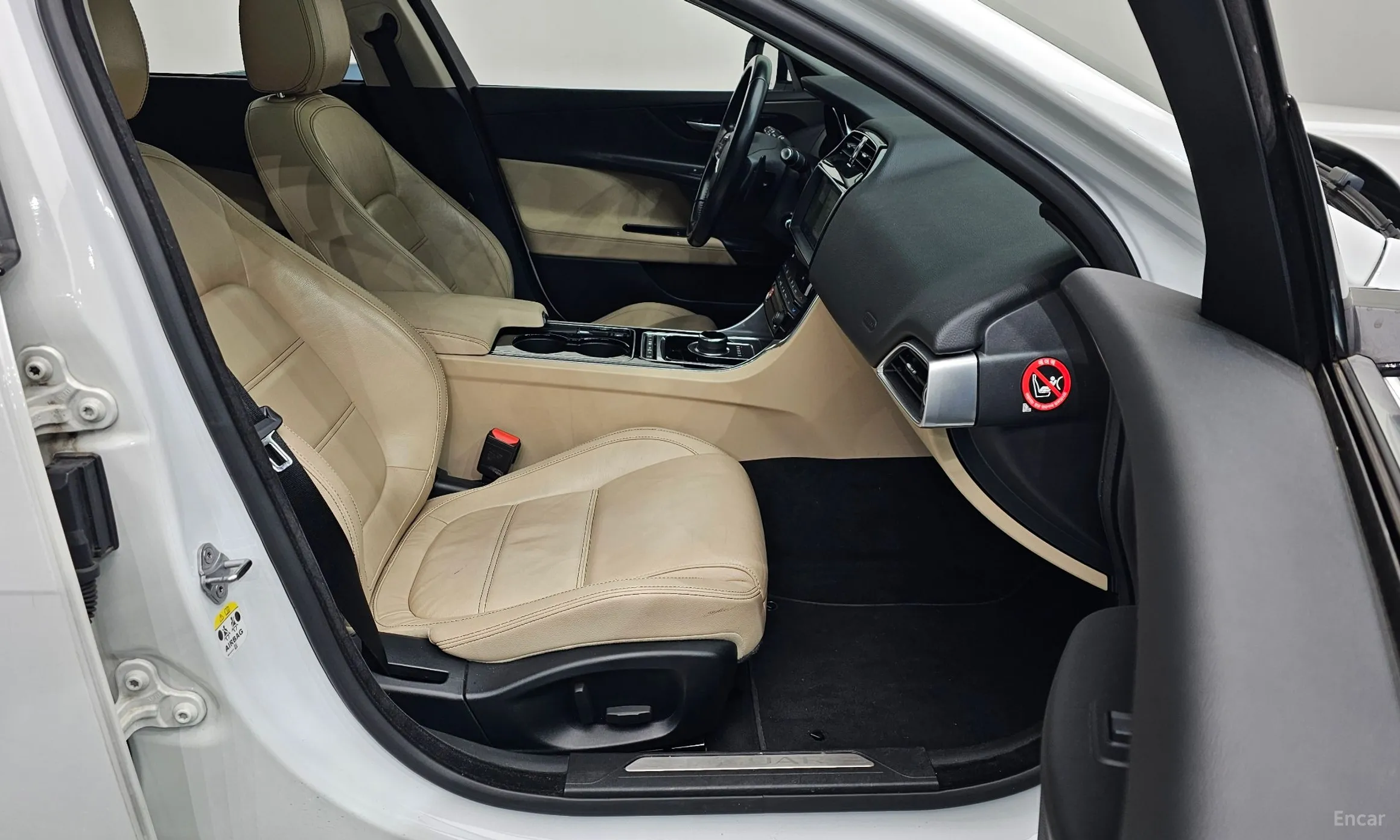 Jaguar XE превью 10