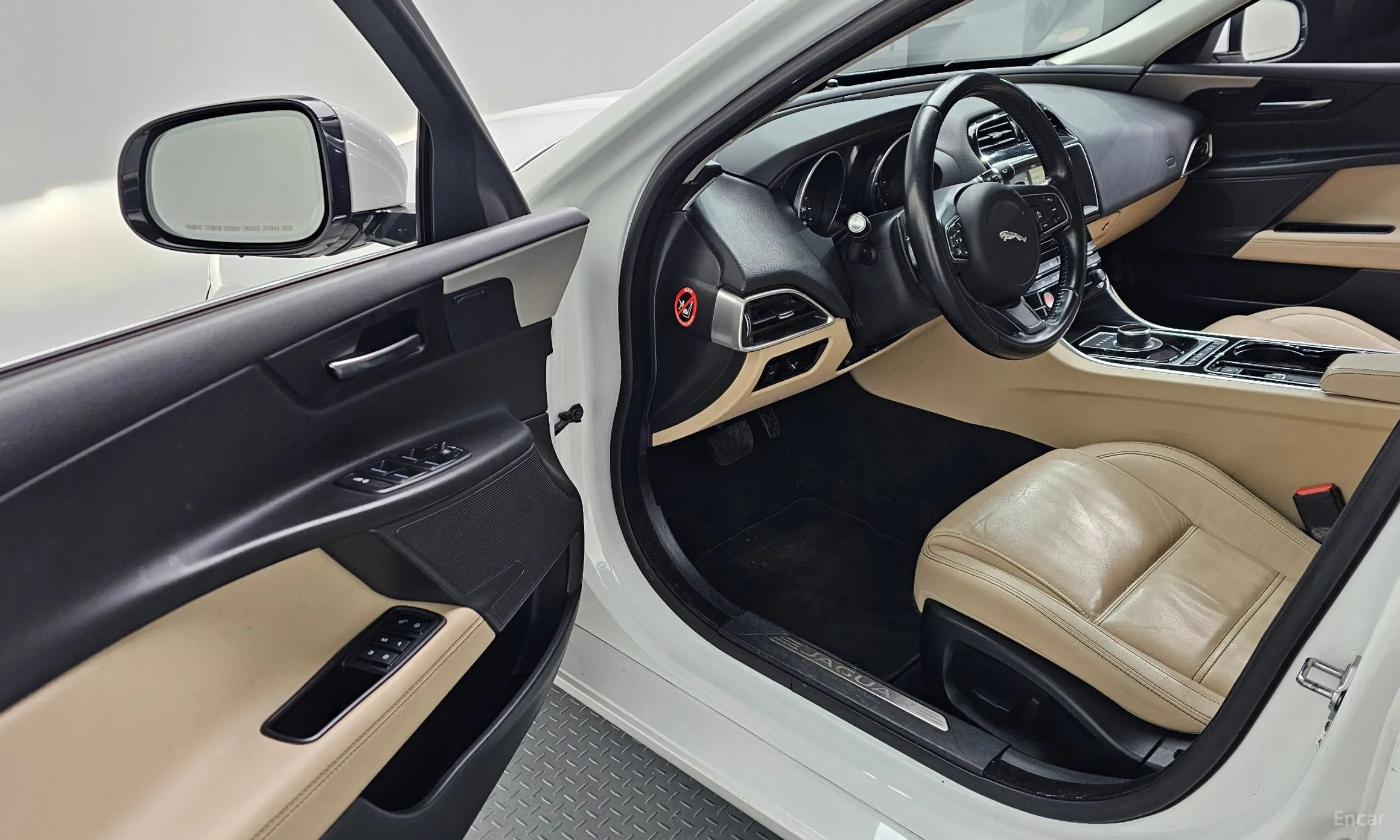 Jaguar XE превью 11