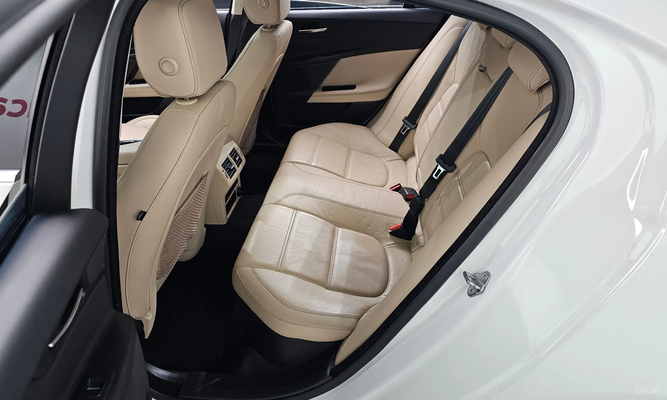 Jaguar XE превью 12
