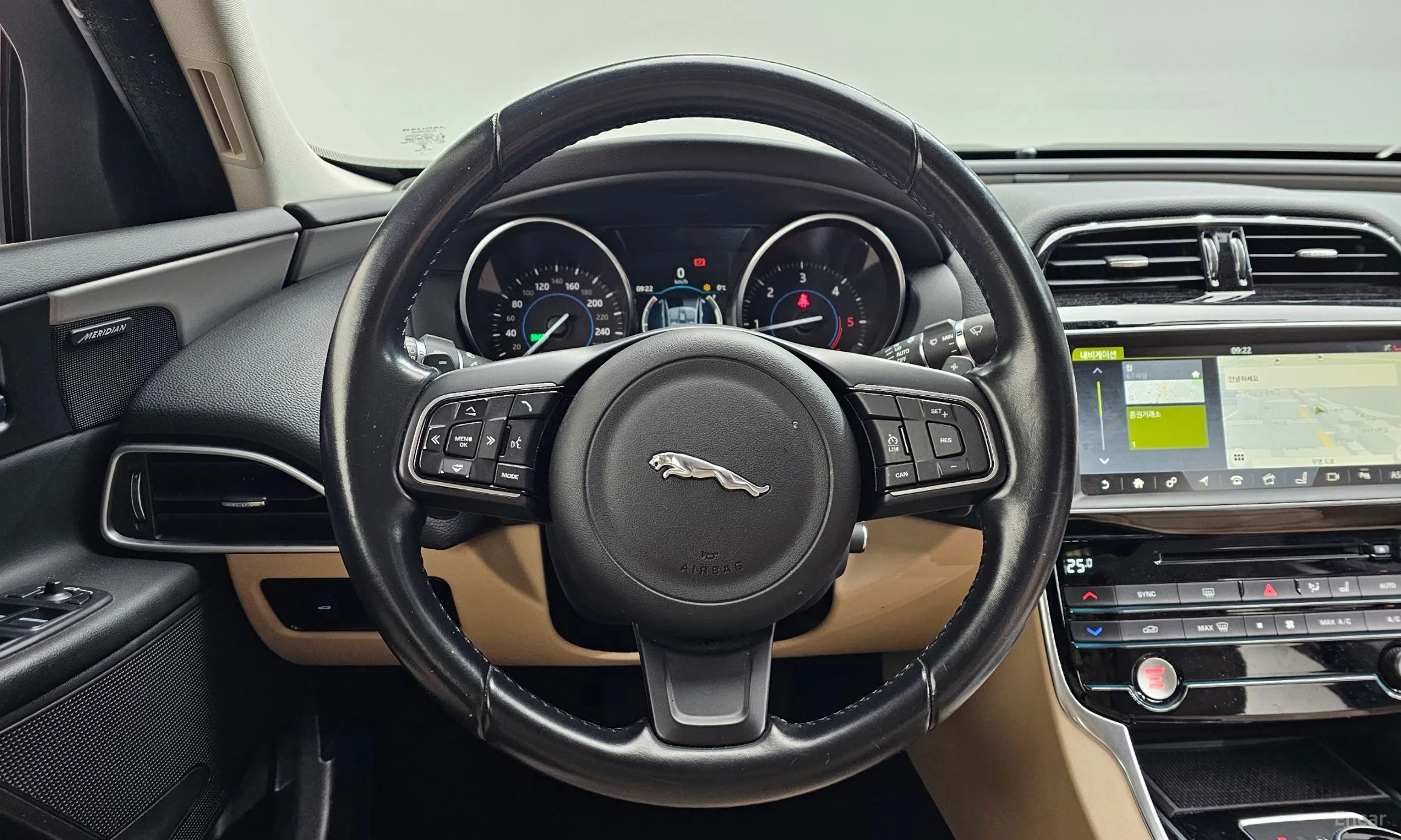 Jaguar XE превью 13