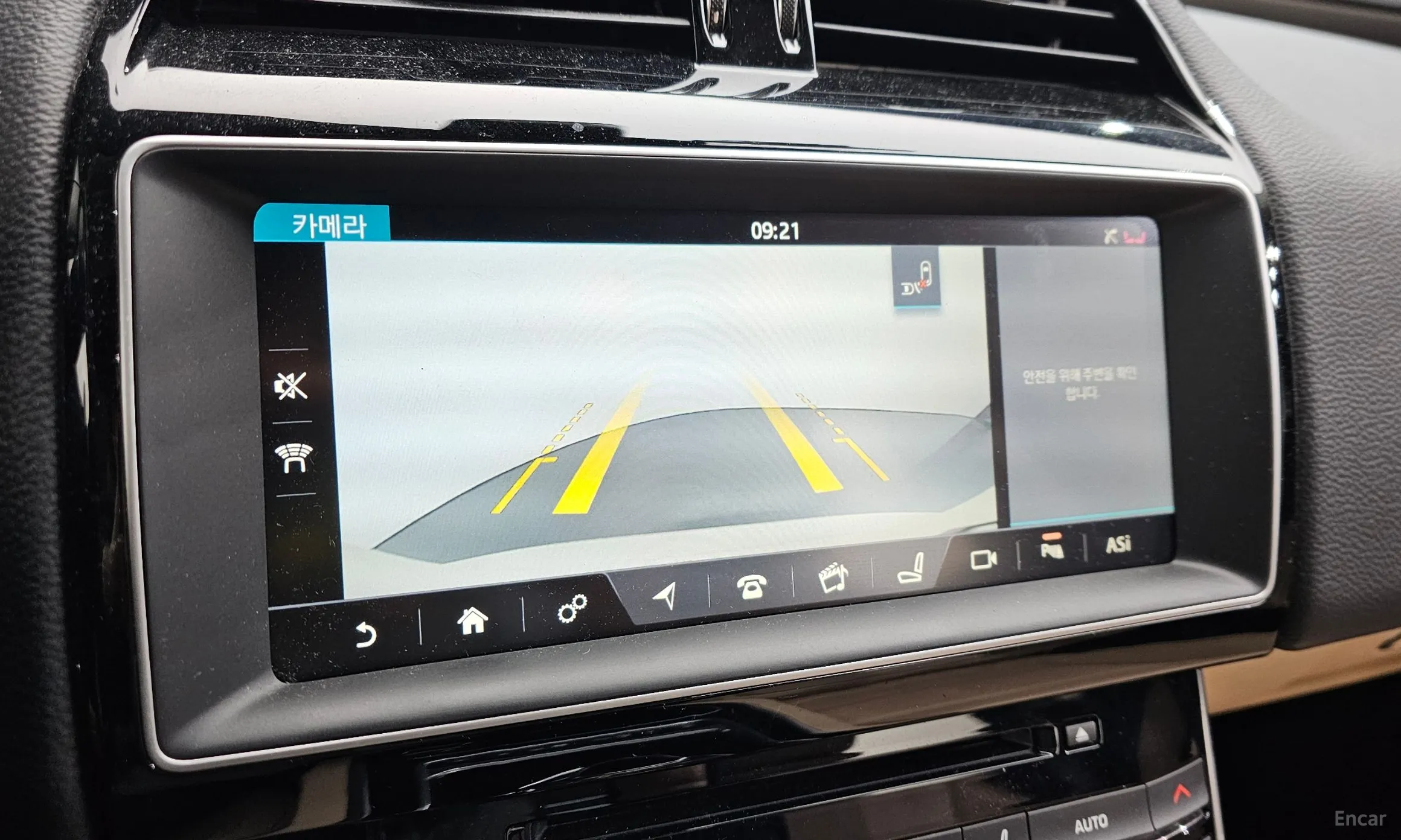 Jaguar XE превью 15