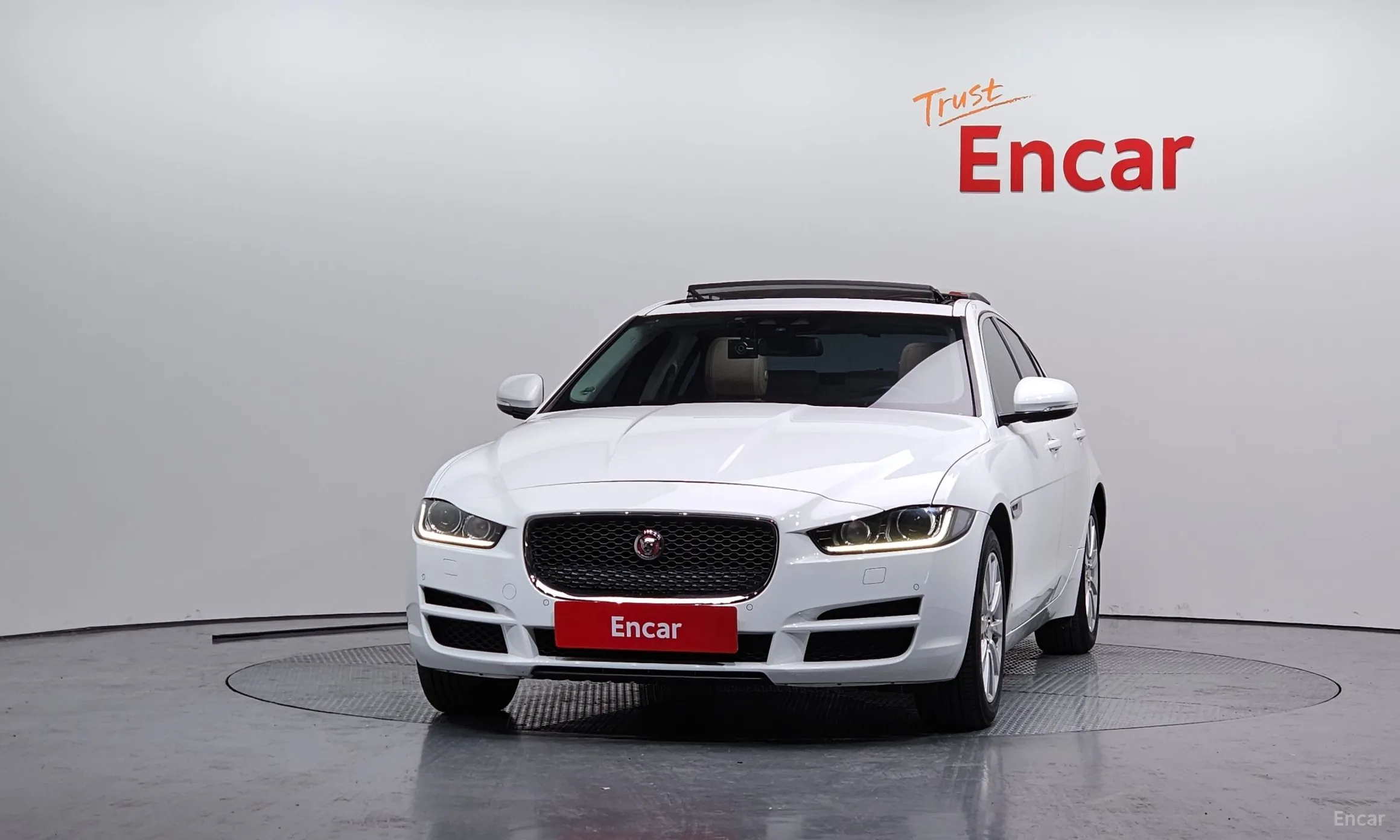Jaguar XE превью 3