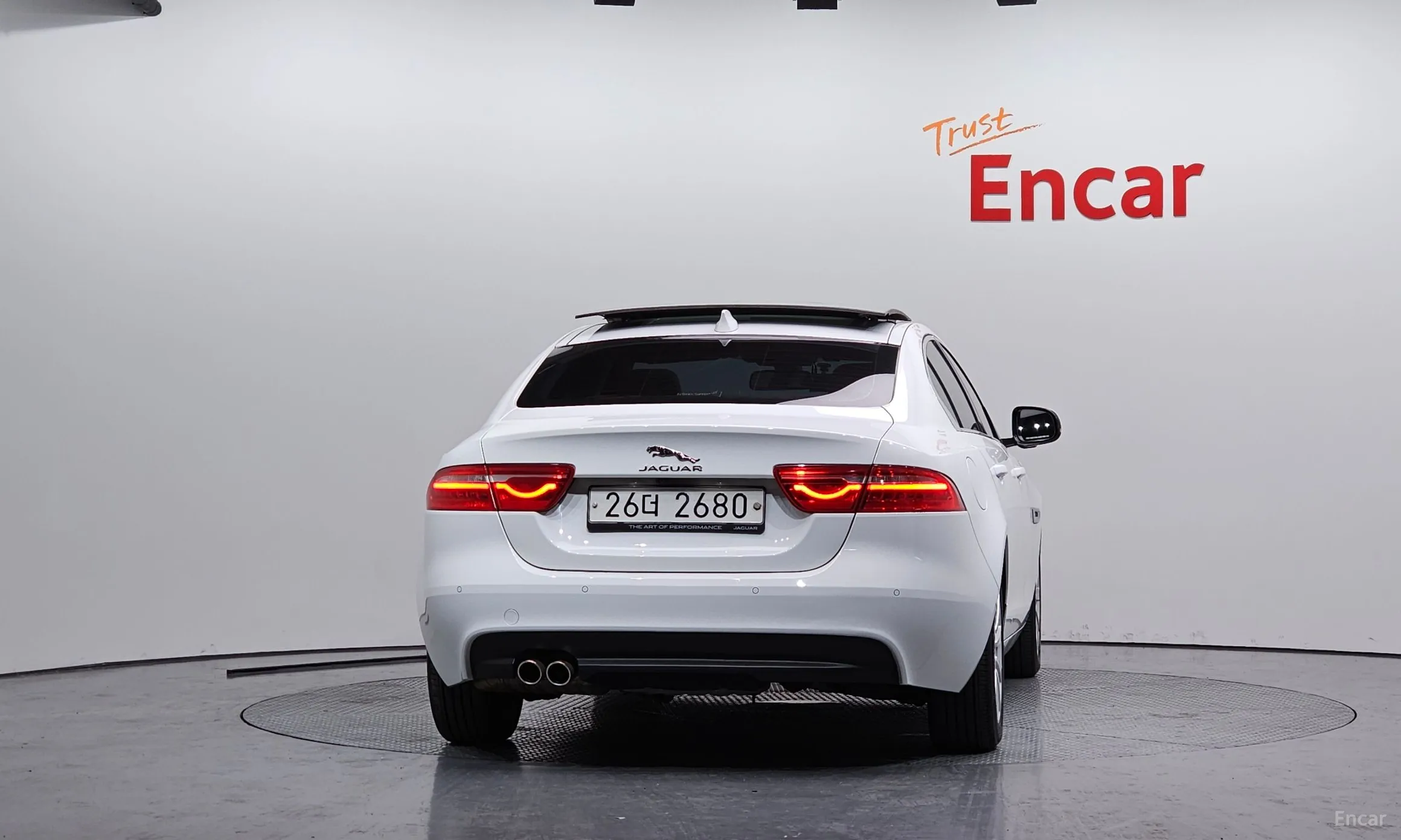 Jaguar XE превью 4