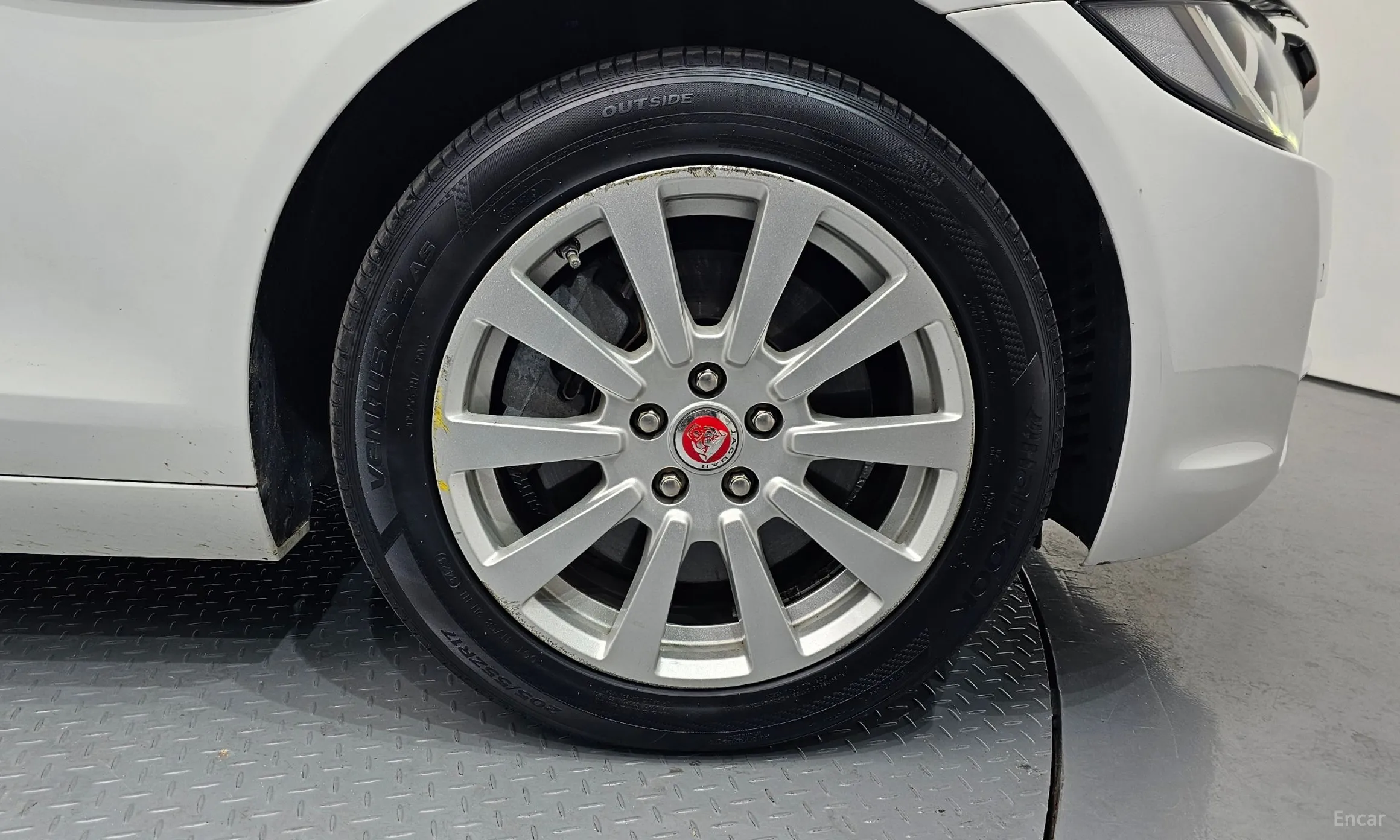 Jaguar XE превью 5