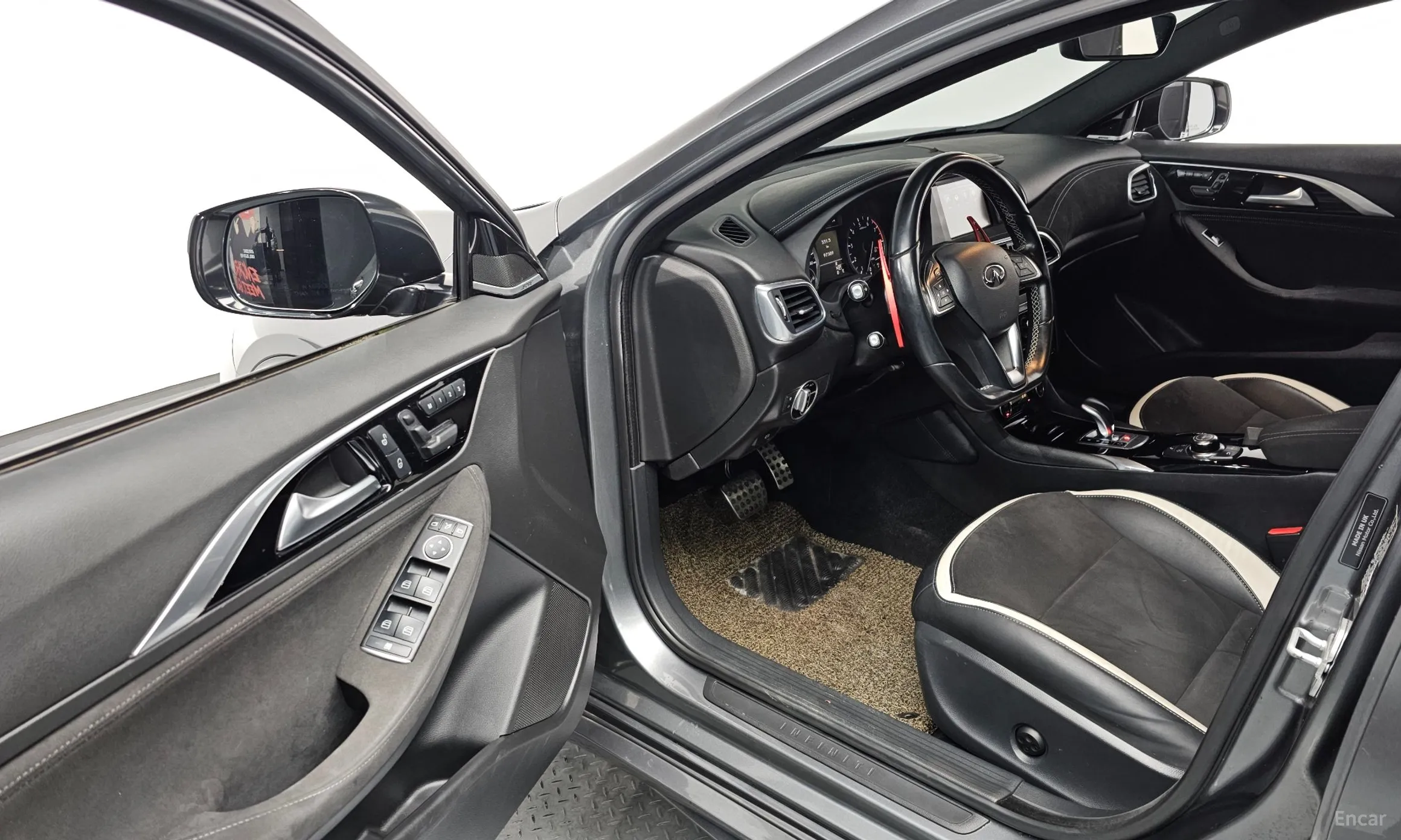 Infiniti Q30 превью 11