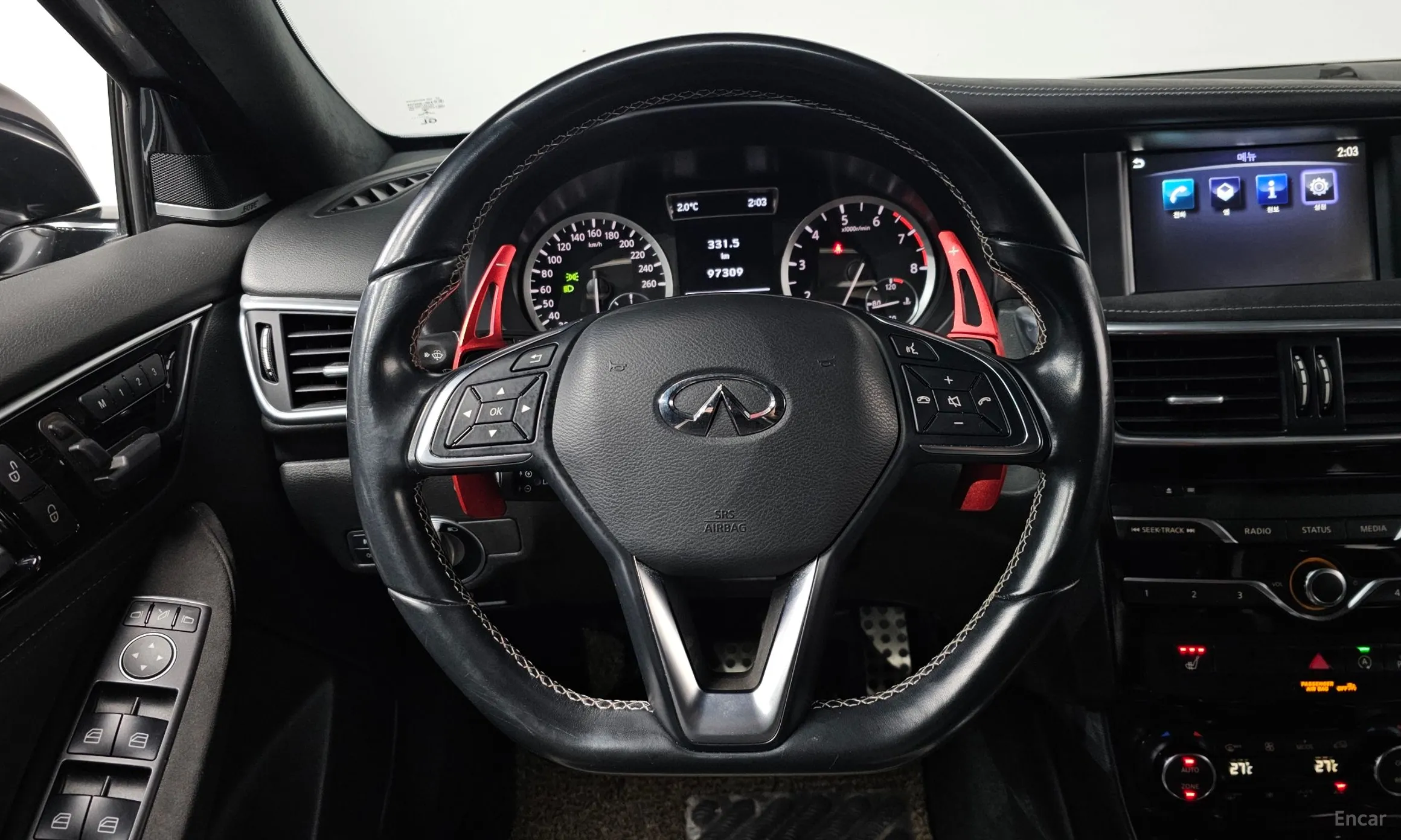 Infiniti Q30 превью 13