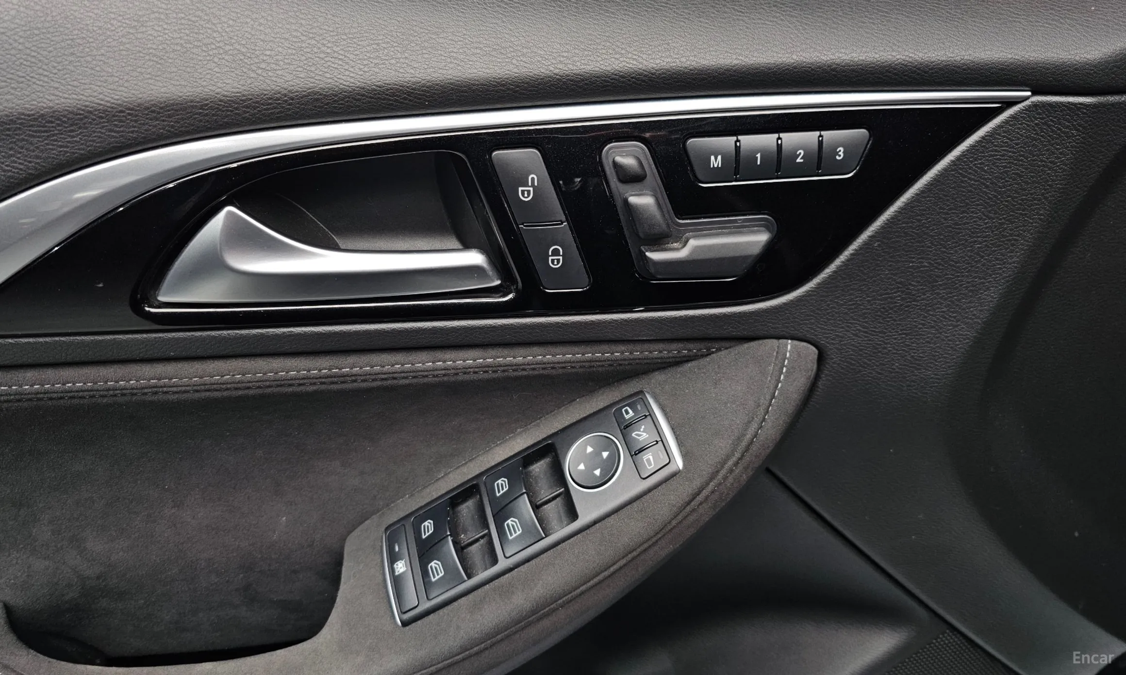 Infiniti Q30 превью 18