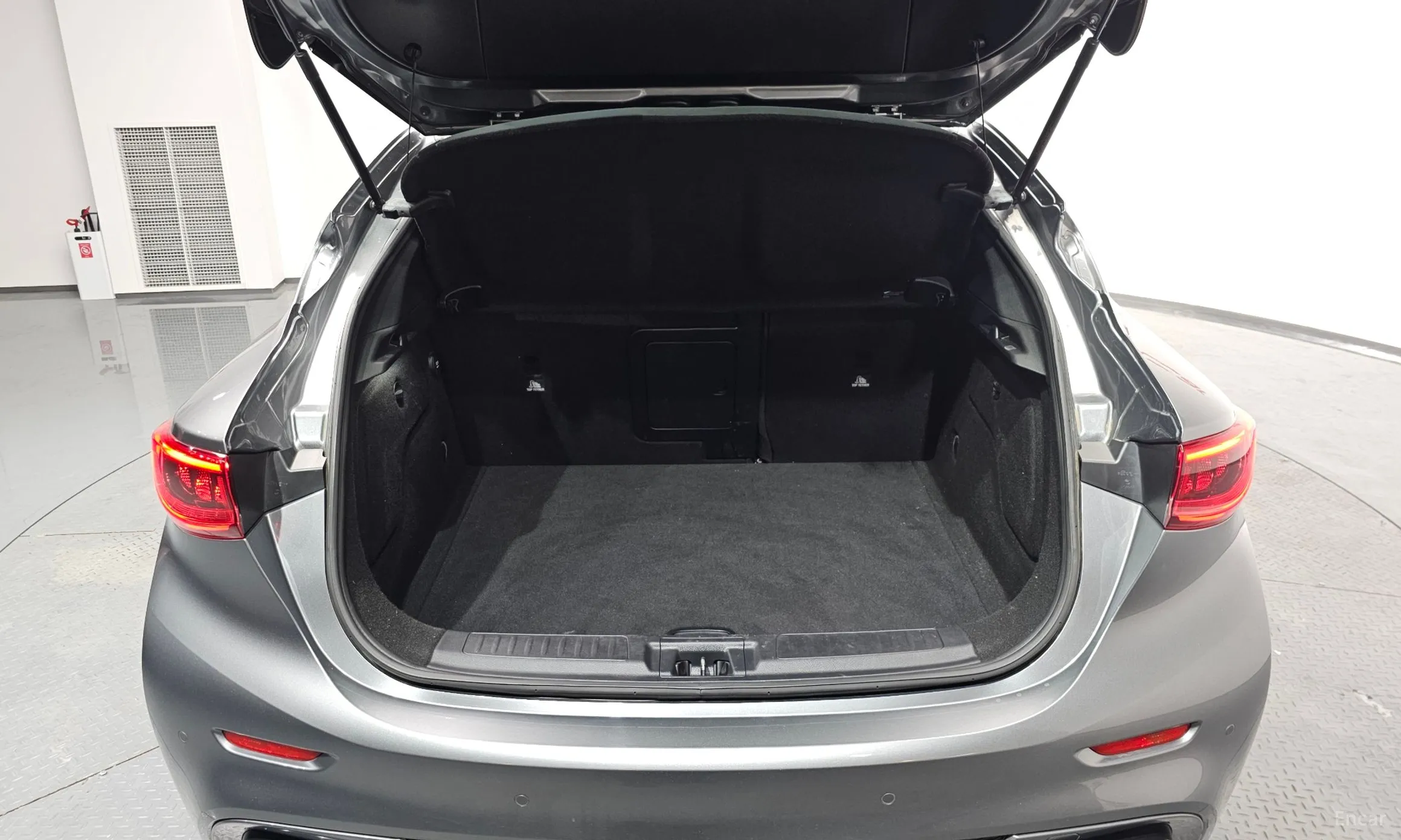 Infiniti Q30 превью 20