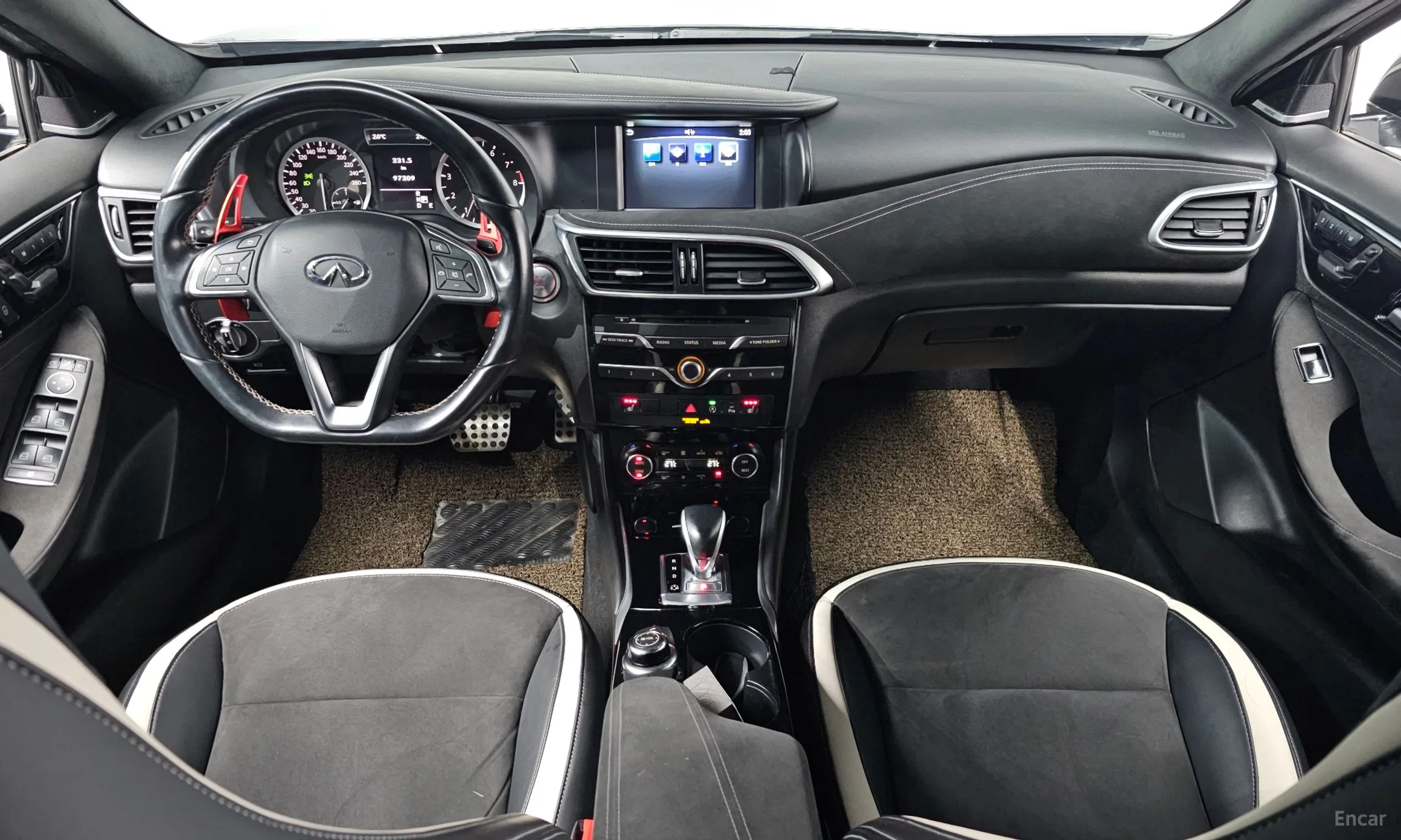 Infiniti Q30 превью 7